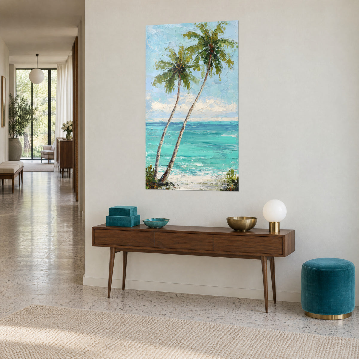 Tableau cocotiers aux troncs argentés croisés, frondaisons vert mousse, mer turquoise et sable blanc, vue de trois-quarts dans un couloir