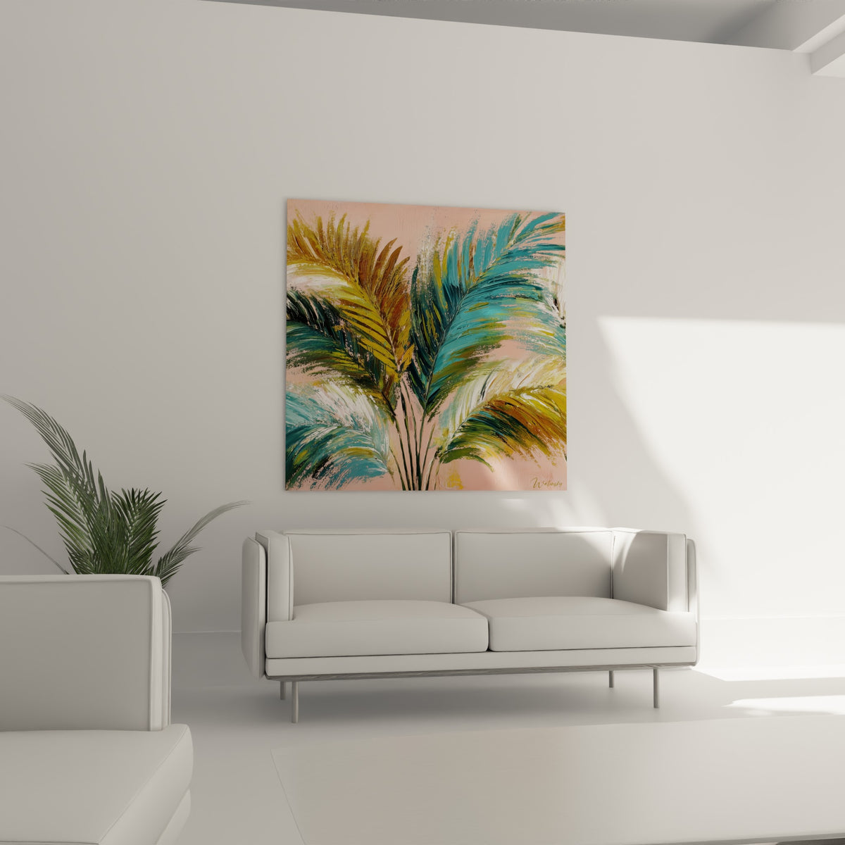 Éventail de palmier doré et vert olive sur fond rose au-dessus d'un canapé dans un salon lumineux