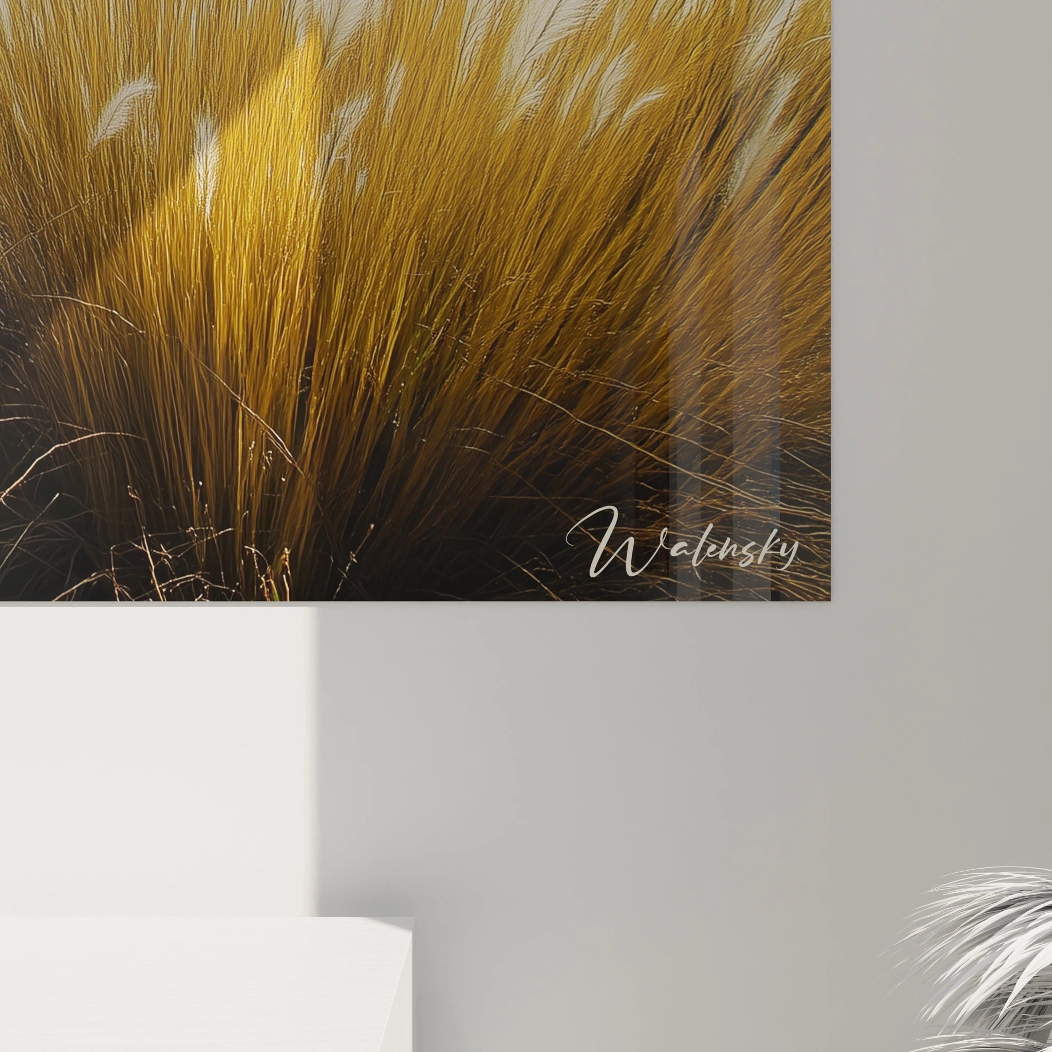 Un tableau paysage illustrant des herbes aux reflets dorés sur un terrain vallonné, avec des montagnes sombres en arrière-plan. Le ciel bleu éclatant et les nuages allongés créent une sensation d’espace.