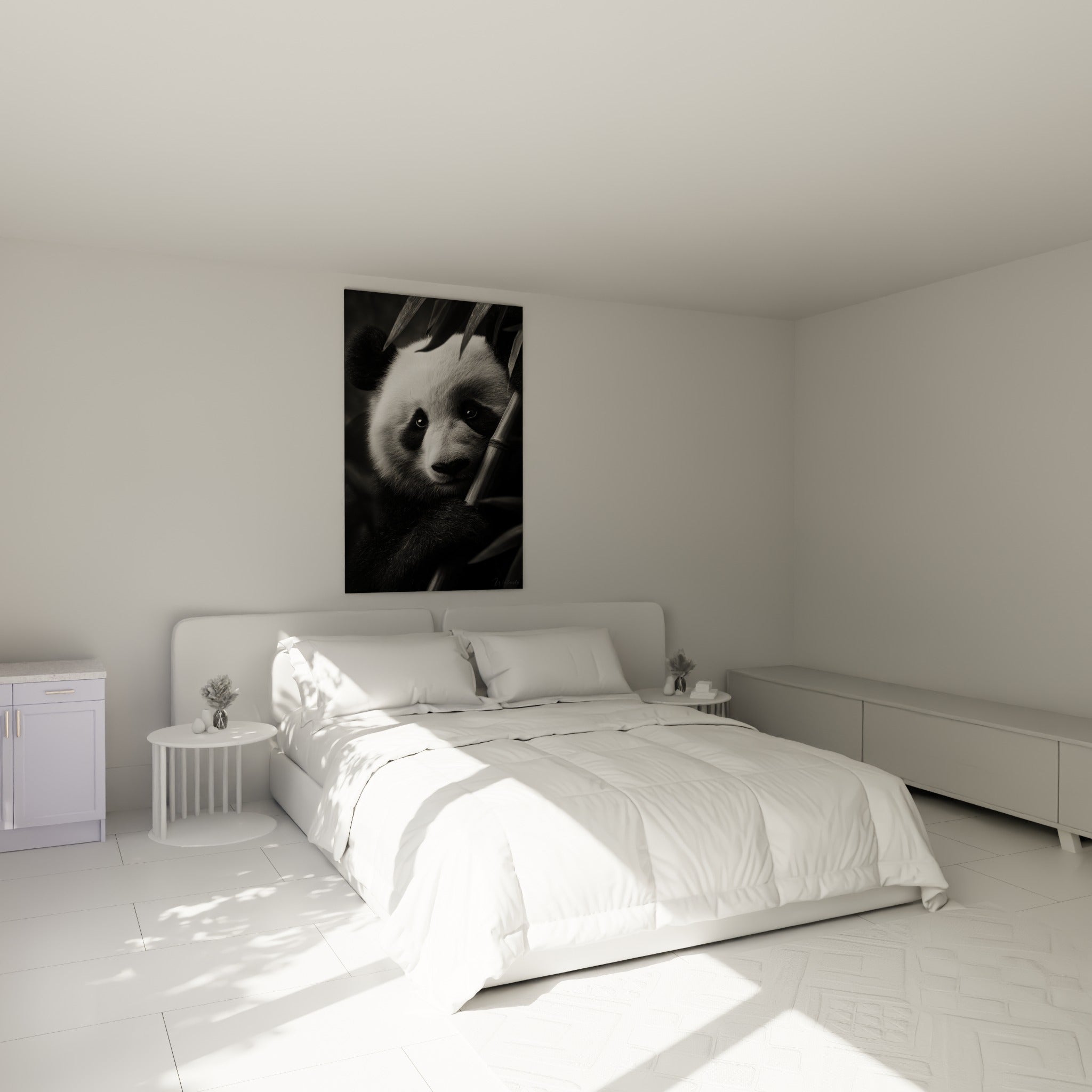 Portrait de panda anthracite et blanc, museau incliné, accroché au-dessus d'un lit dans une chambre claire