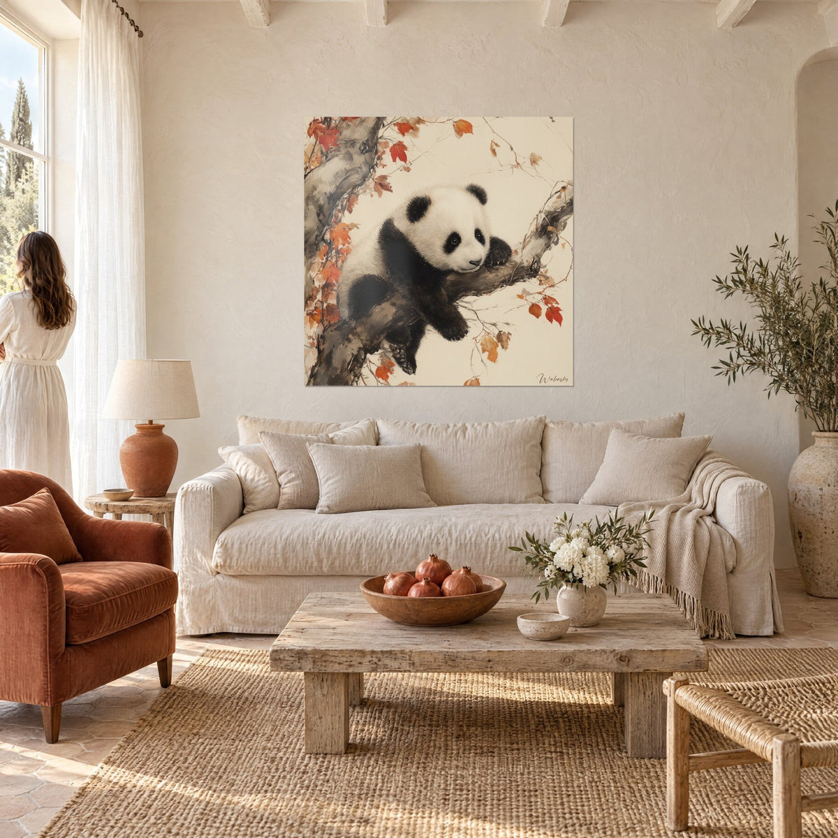 Πίνακας κοιμισμένο panda σε κλαδί, λευκή και μαύρη γούνα, κόκκινα φύλλα, πάνω από έναν καναπέ σε φωτεινό σαλόνι