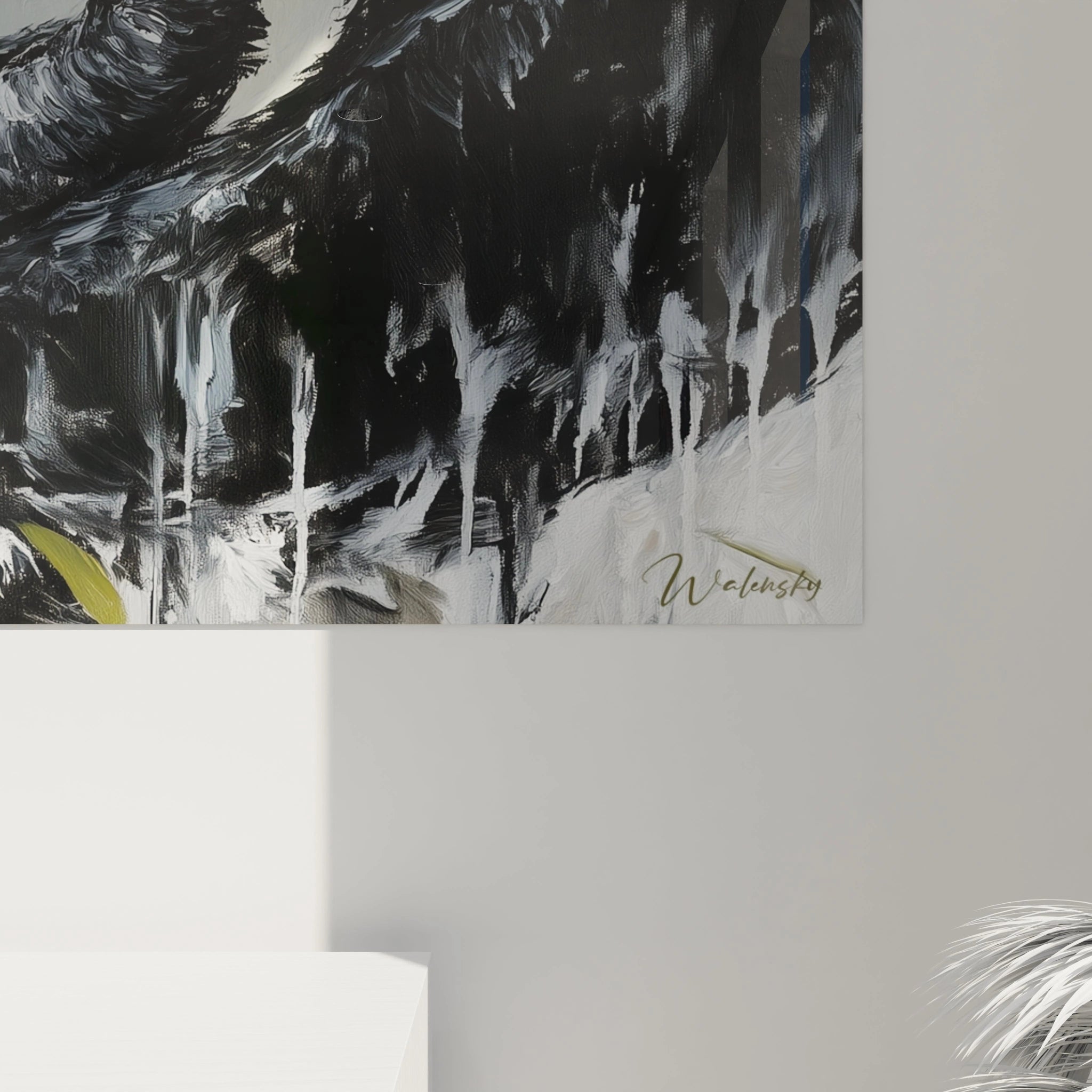 Détail du tableau panda Walensky avec peinture abstraite noire et blanche sur mur gris
