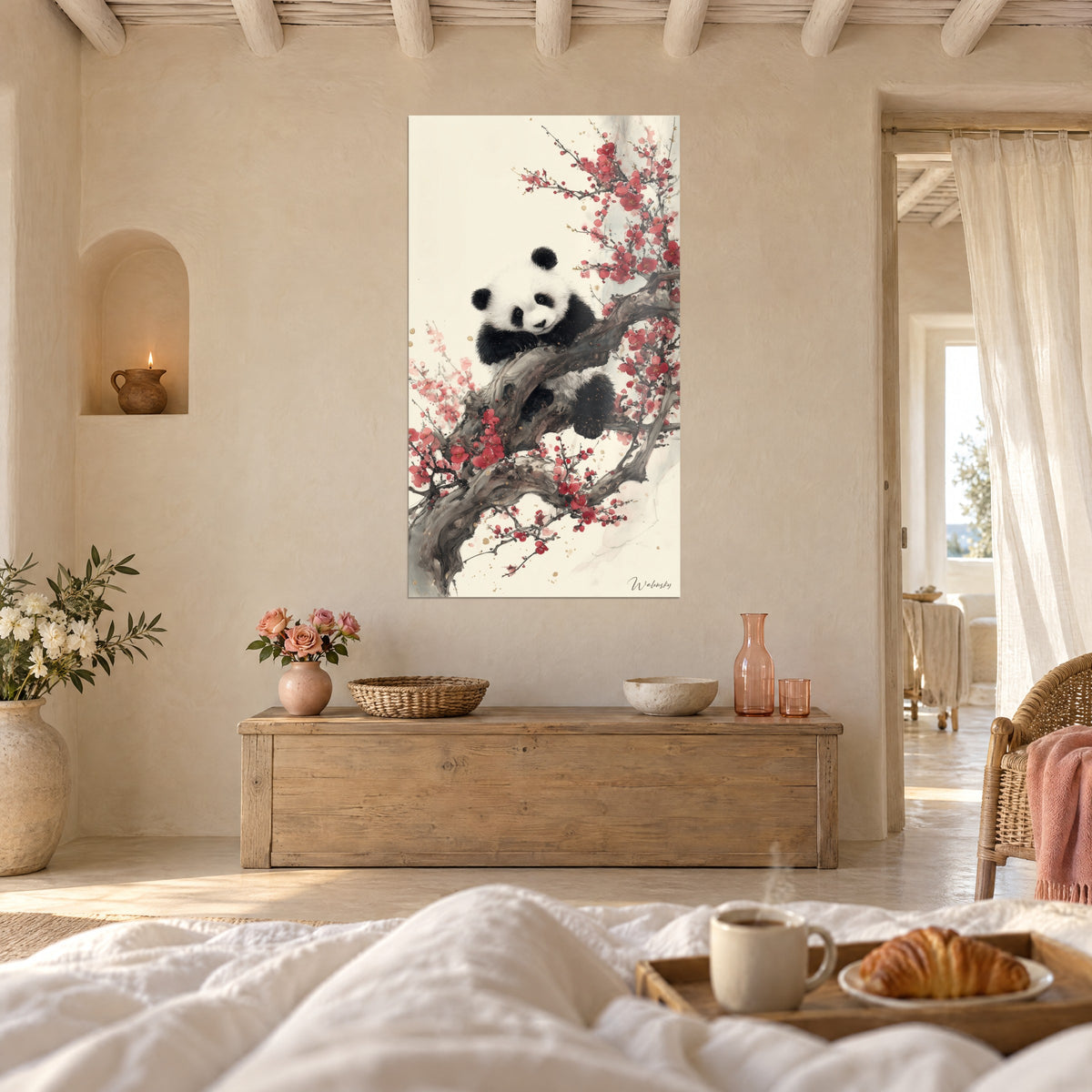 Schilderij knuffelige kleine panda in een bloeiende boom, rode bloesems en grijze stam, inktlijn op crème, boven een bed in een heldere slaapkamer