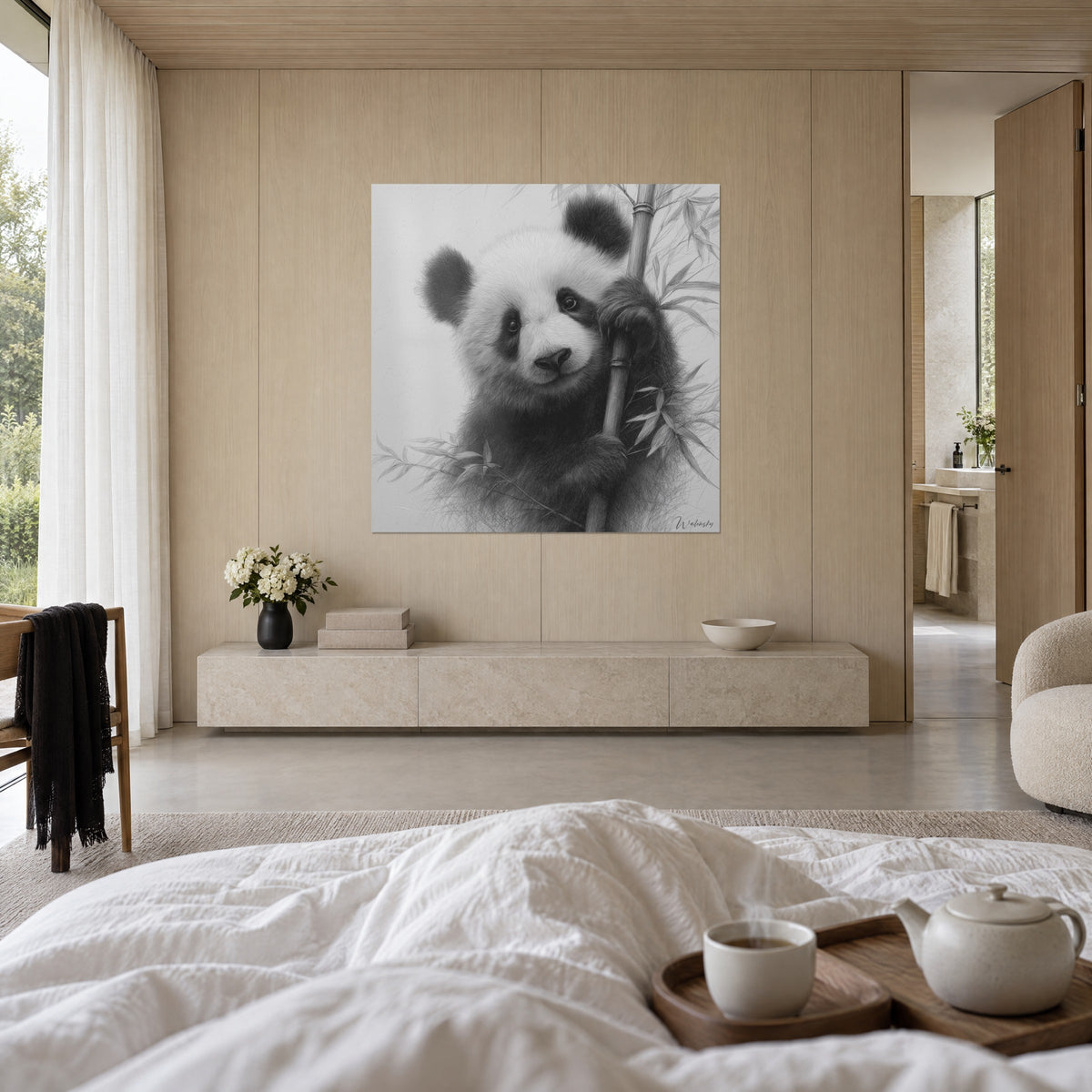 Schilderij knuffelende panda tegen zijn bamboestam, fijne grijze en witte tekening, boven een bed in een lichte slaapkamer