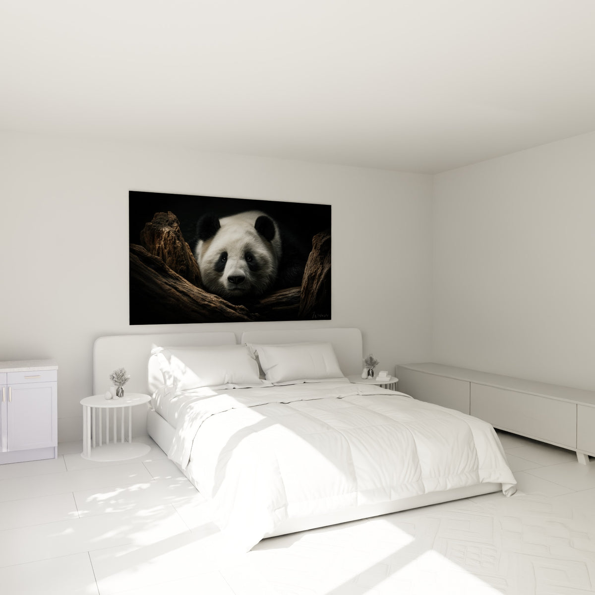 Museau blanc et noir du panda posé sur un tronc, accroché au-dessus d'un lit dans une chambre claire