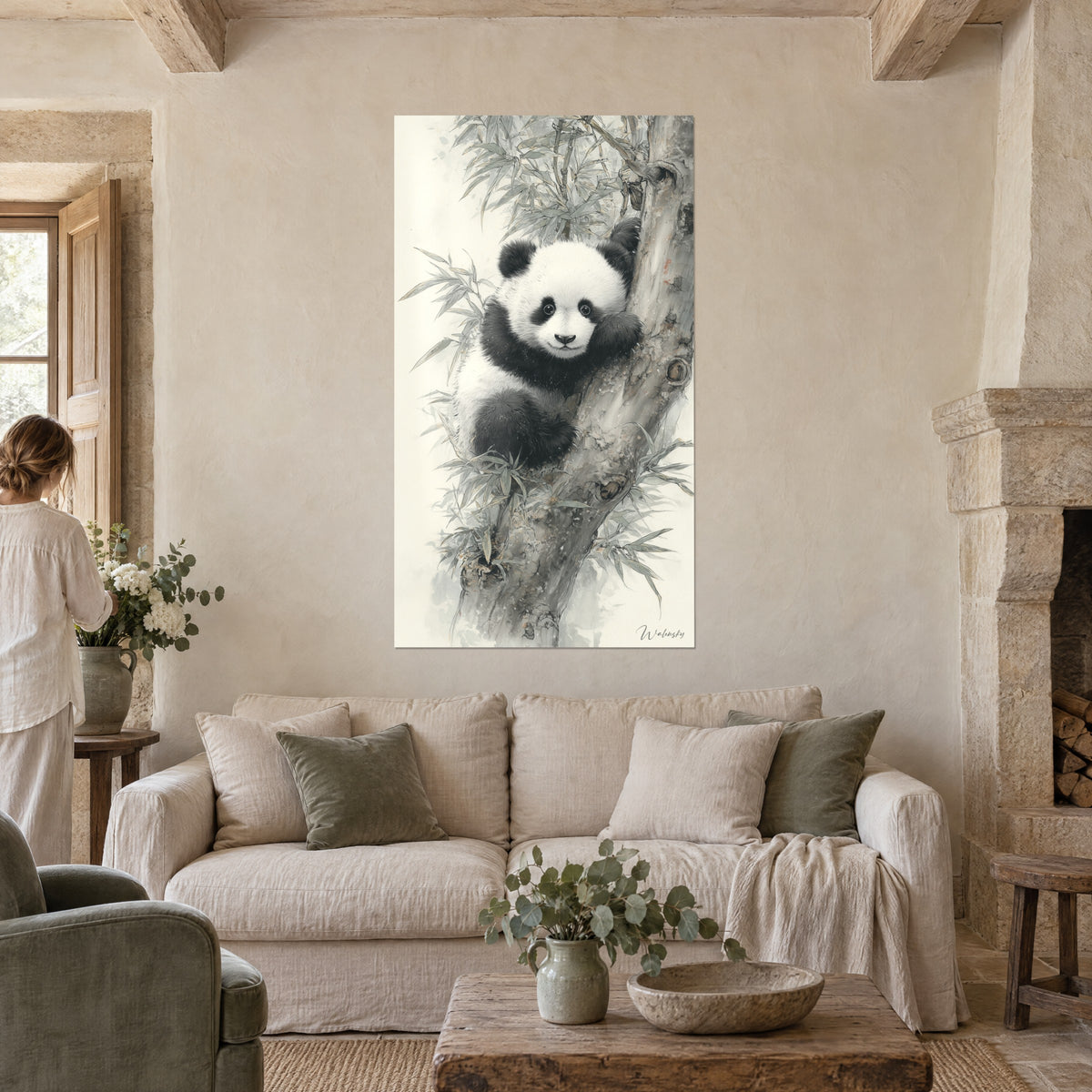 Schilderij zwart-witte panda die zich vastklampt aan een grijze boomstam, grijsgroene bamboebladeren, boven een bank in een lichte woonkamer