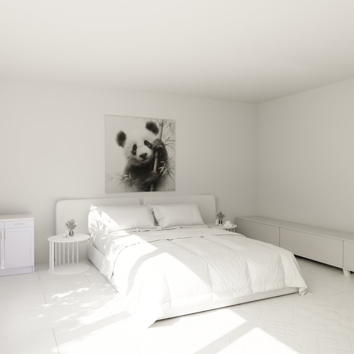 Jeune panda noir et blanc au regard tendre, accroché au-dessus d'un lit dans une chambre claire