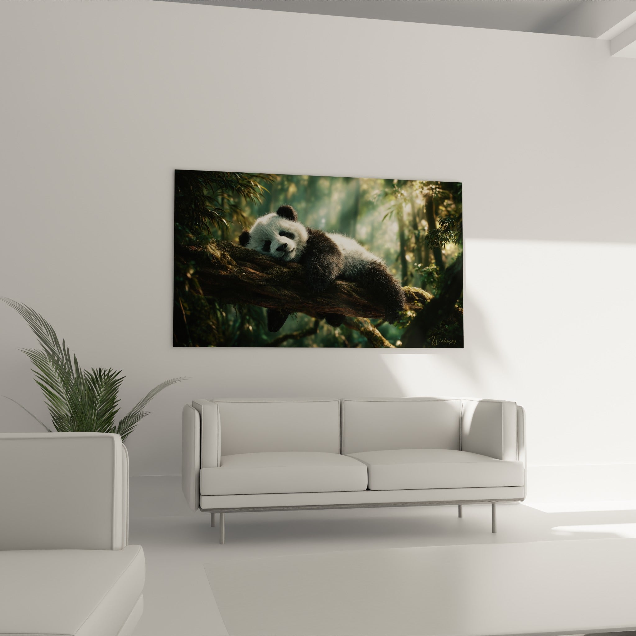 Paisible sur son perchoir moussu, le panda noir et blanc orne le mur au-dessus d'un canapé dans un salon lumineux