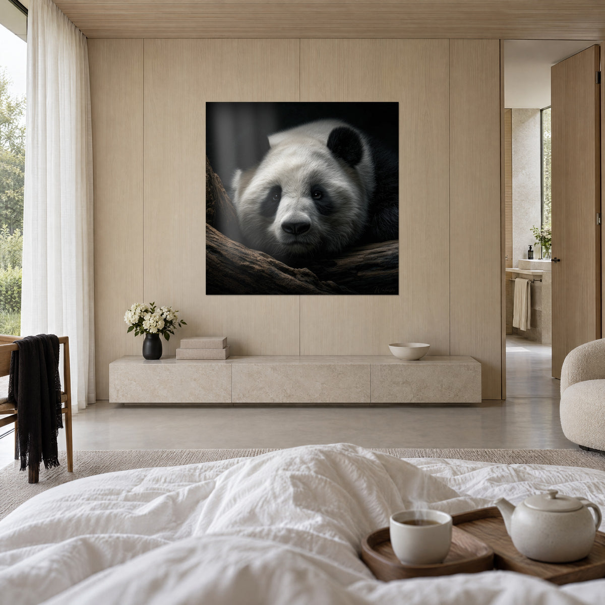 Quadro volto di panda dagli occhi scuri e pelliccia crema, corteccia marrone scolpita, sopra un letto in una camera da letto chiara
