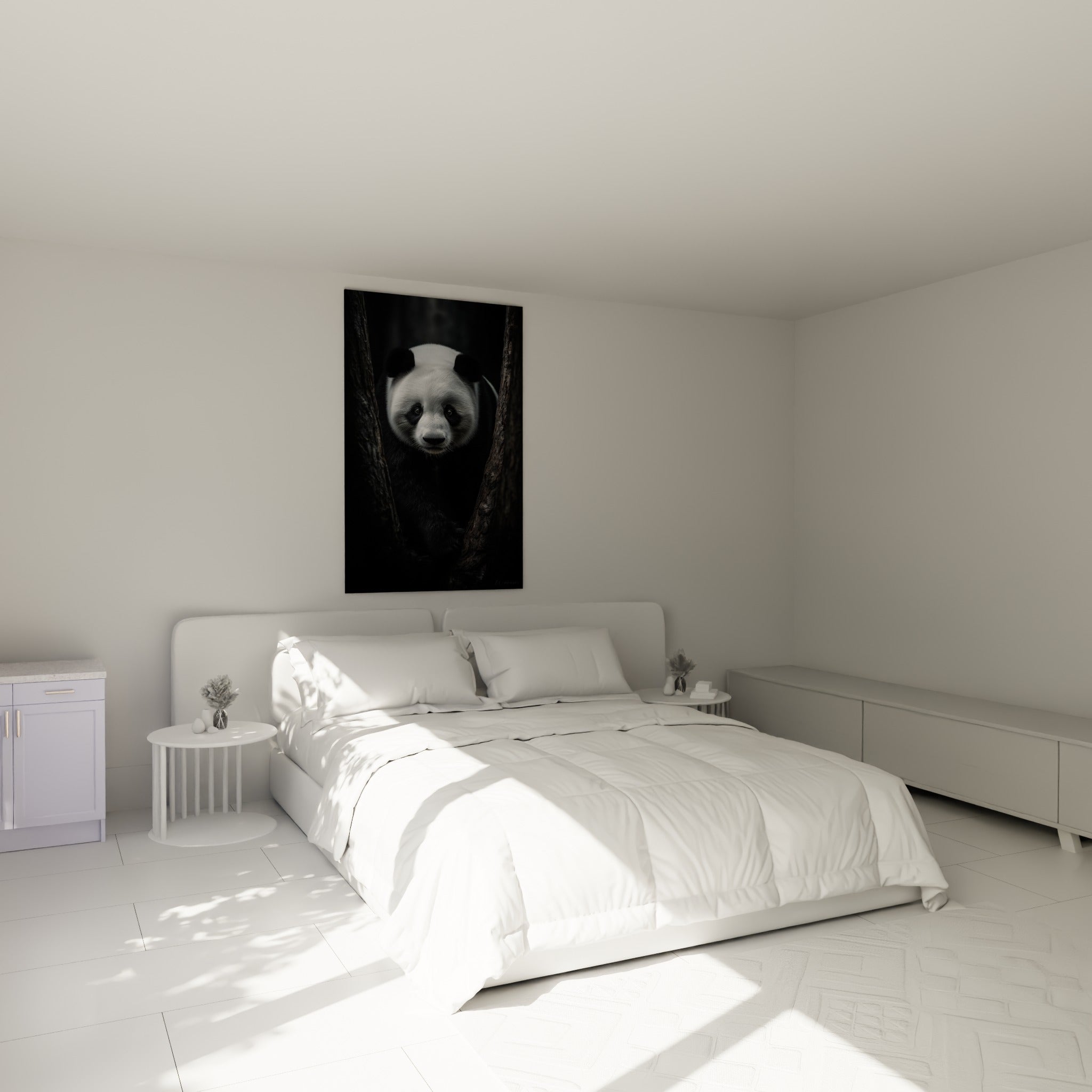 Panda aux taches noires intenses et museau blanc accroché au-dessus d'un lit dans une chambre claire