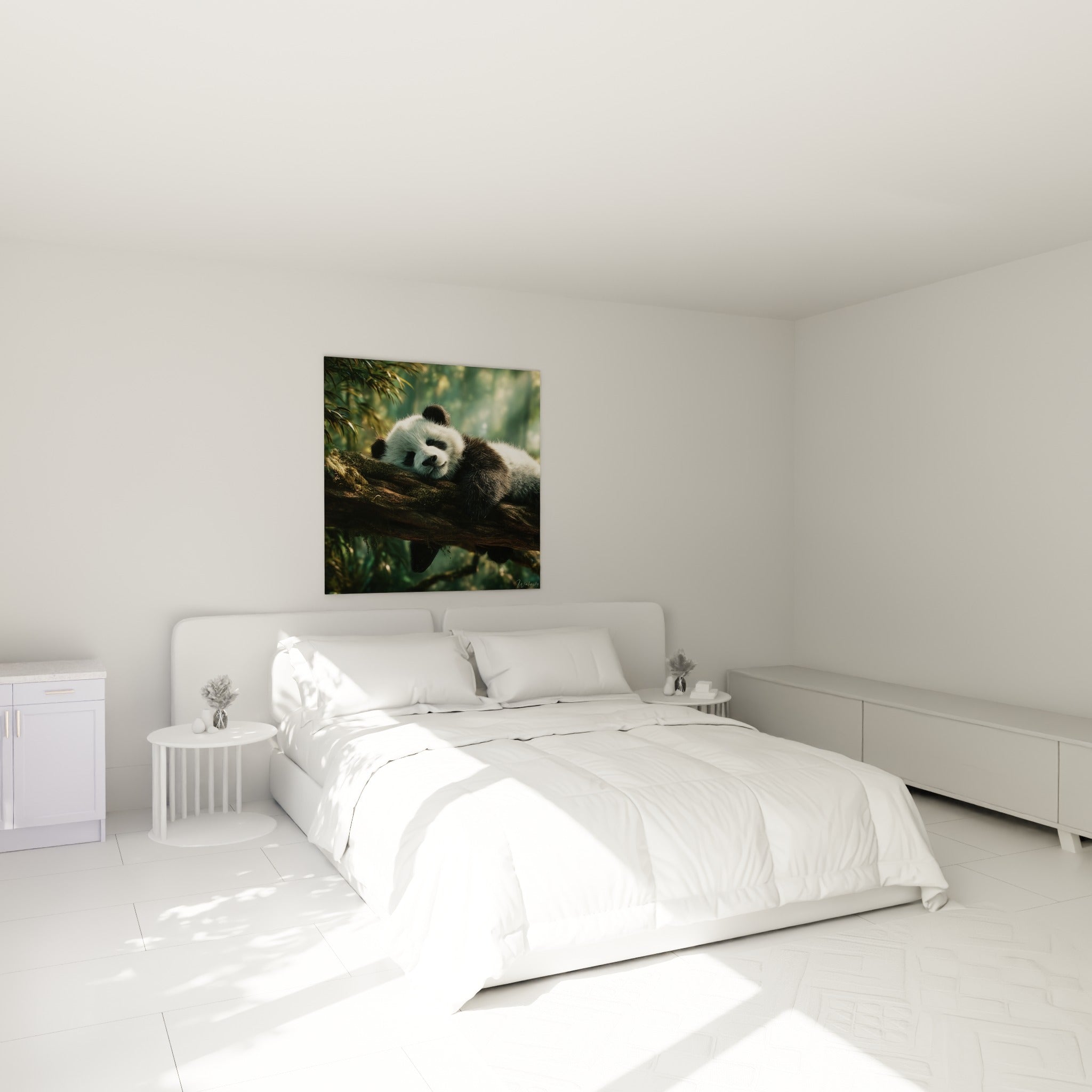 Panda assoupi aux tons noir et blanc, posé au-dessus d'un lit dans une chambre claire