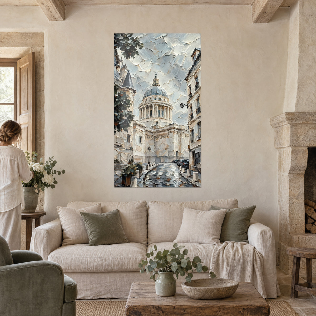 Panthéon ivoire et gris aux empâtements marqués, accroché au-dessus d'un lit dans une chambre claire