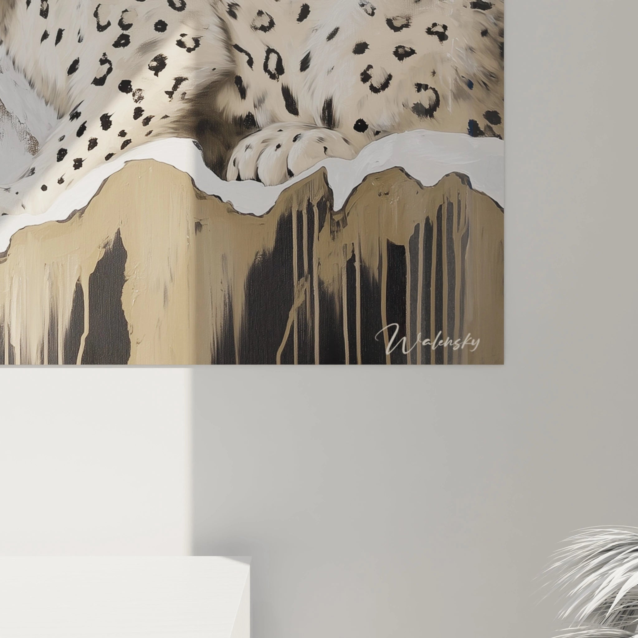 Tableau Walensky panthère des neiges posé sur un mur clair avec détails des pattes et plateau doré