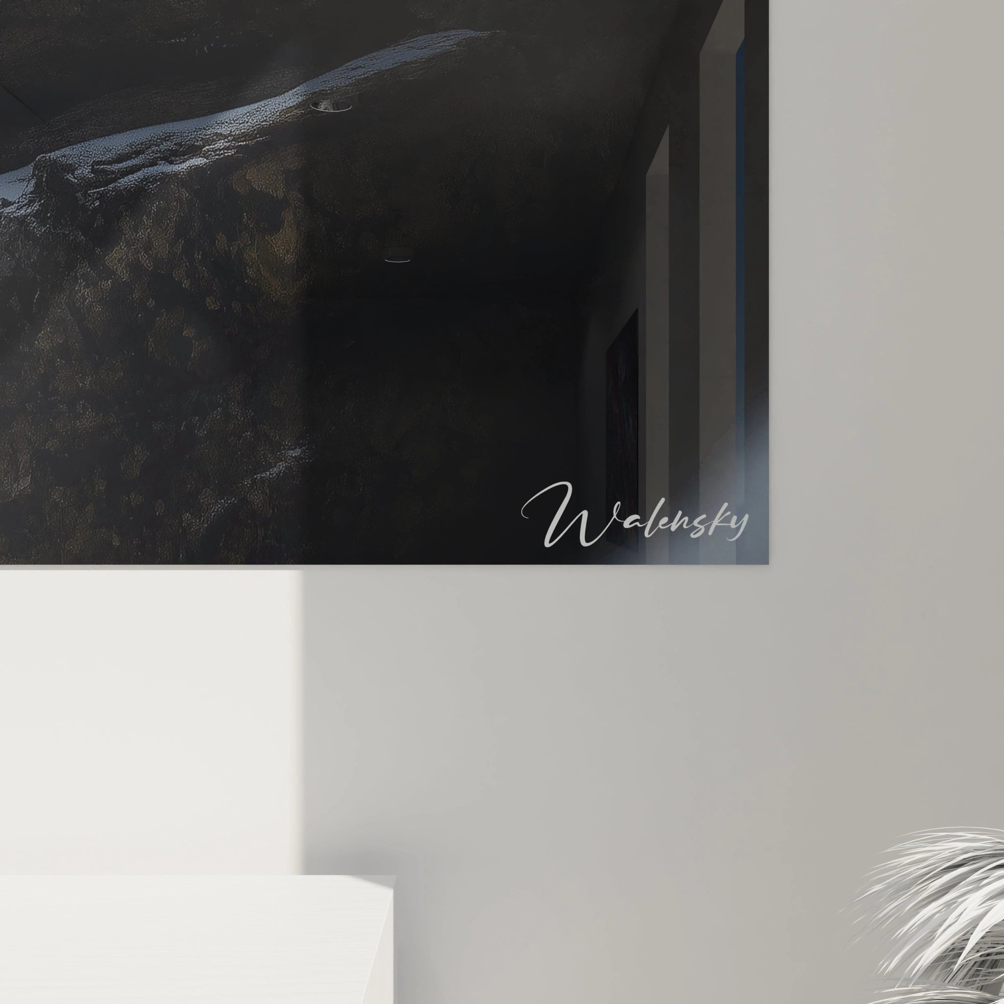 Un tableau panthère des neiges en position de repos vigilant sur un affleurement rocheux enneigé. Le félin blanc aux taches noires est minutieusement détaillé, se détachant sur un panorama de hautes montagnes aux sommets brumeux et aux textures glacées.