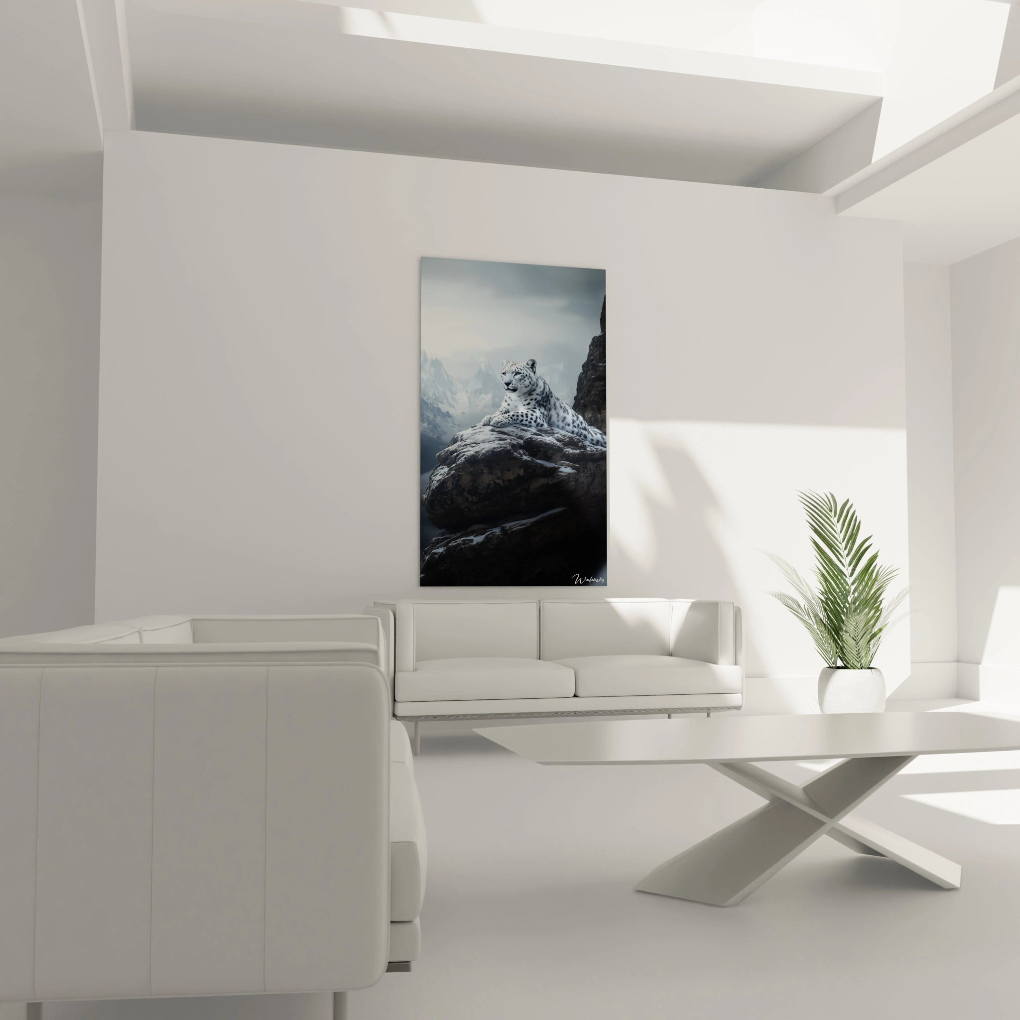 Un tableau panthère des neiges observant son territoire depuis une hauteur rocheuse. L'animal au pelage tacheté est représenté dans son habitat naturel montagneux, avec des sommets enneigés voilés de brume et un ciel nuageux aux teintes bleutées.