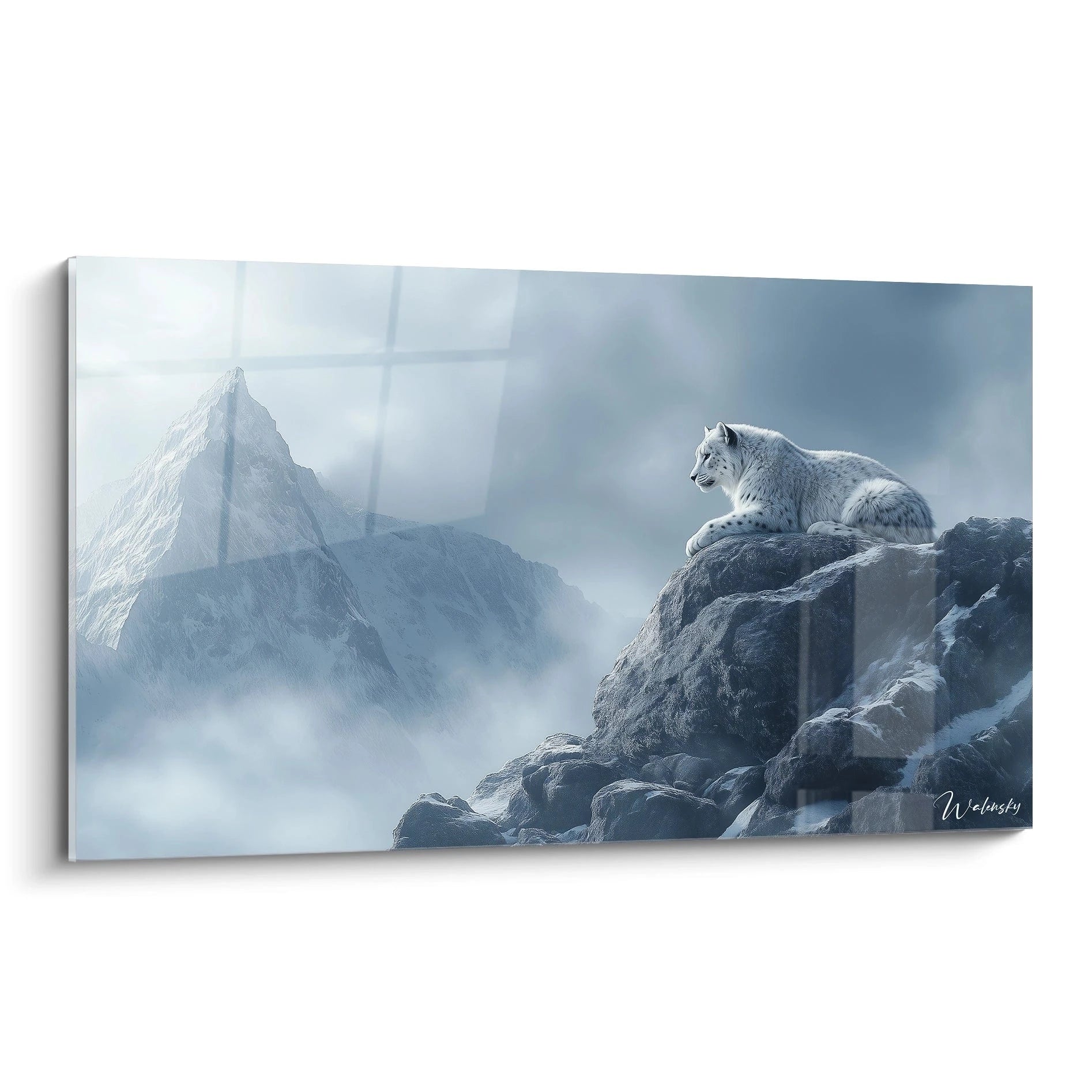 Un tableau panthère des neiges montrant un félin tacheté blanc et gris allongé sur un rocher escarpé, surplombant un paysage montagneux brumeux aux tons bleutés, avec des sommets enneigés et des textures rocheuses détaillées.