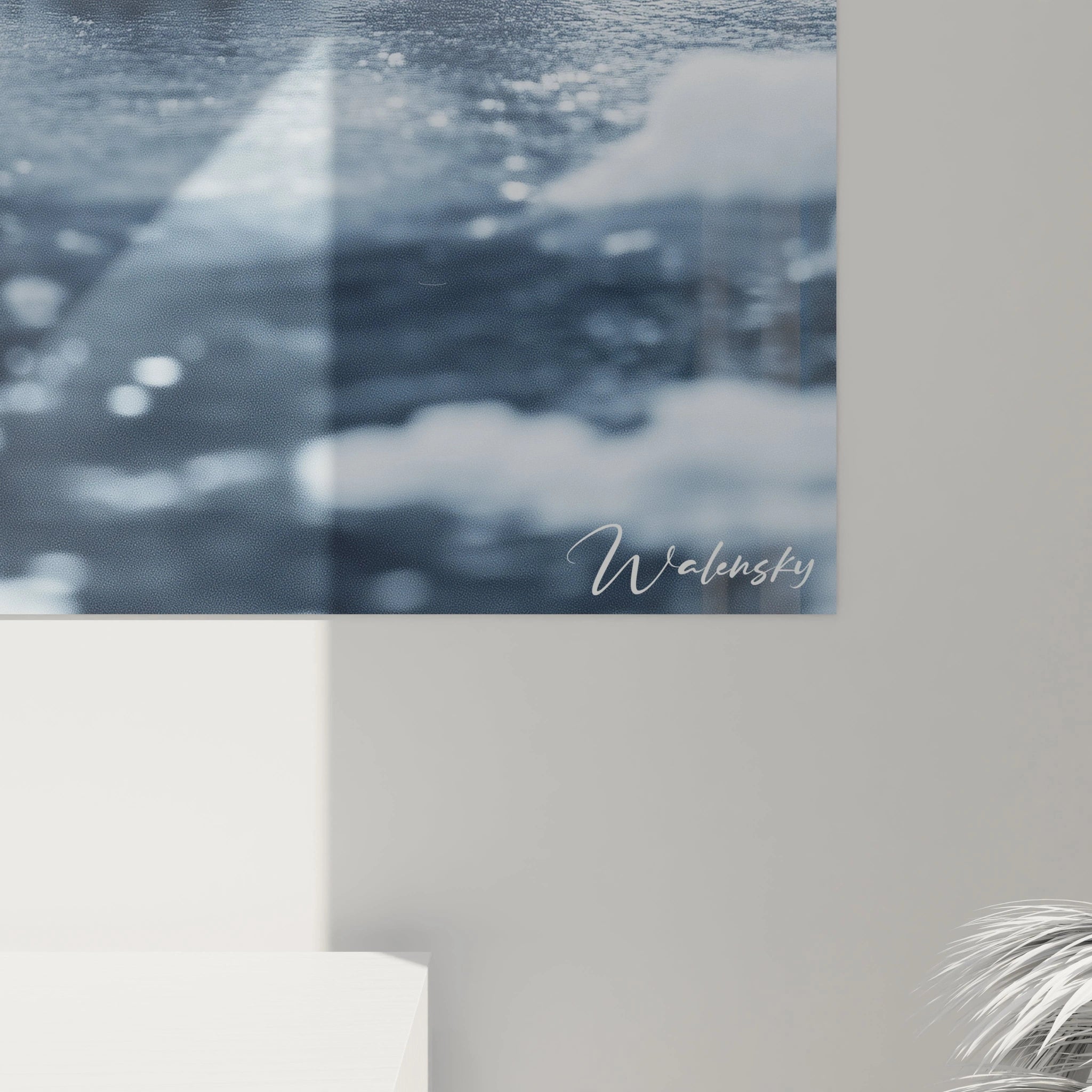 Un tableau panthère des neiges illustrant le prédateur alpin en déplacement silencieux sur terrain gelé. Contraste saisissant entre le blanc duveteux du pelage, les motifs tachetés distinctifs et les yeux bleu-glace qui fixent l'observateur.