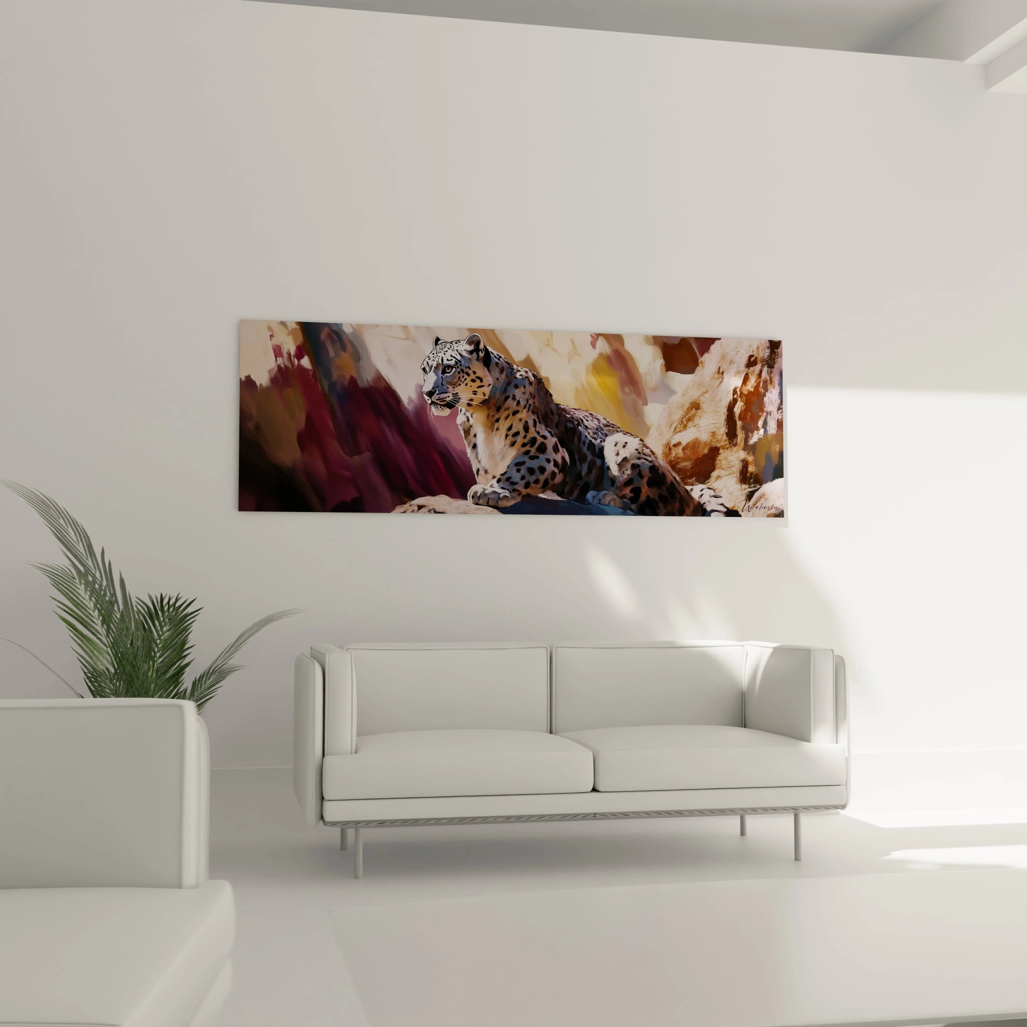 Tableau panthère des neiges de Walensky accroché au-dessus d'un canapé blanc dans un salon moderne