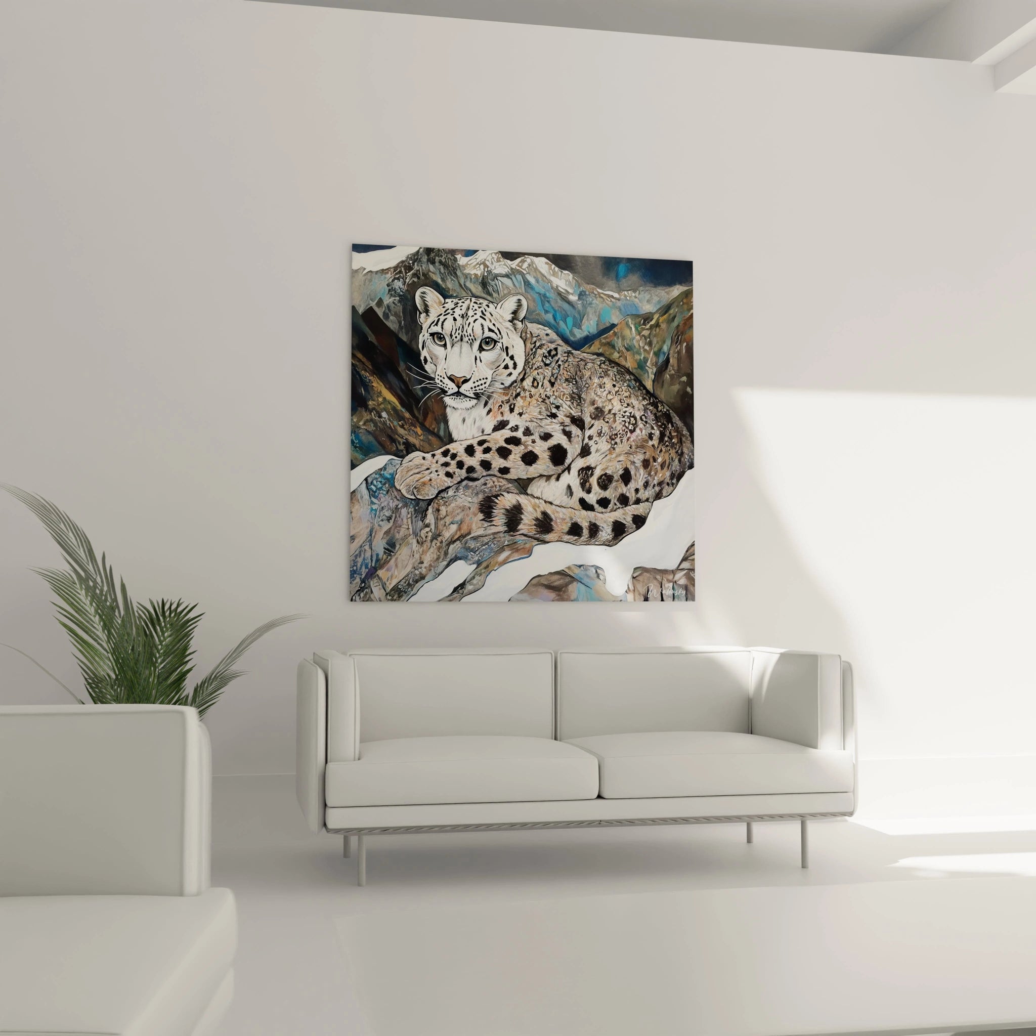 Tableau panthère des neiges Walensky accroché dans un salon moderne blanc avec canapé et plante verte