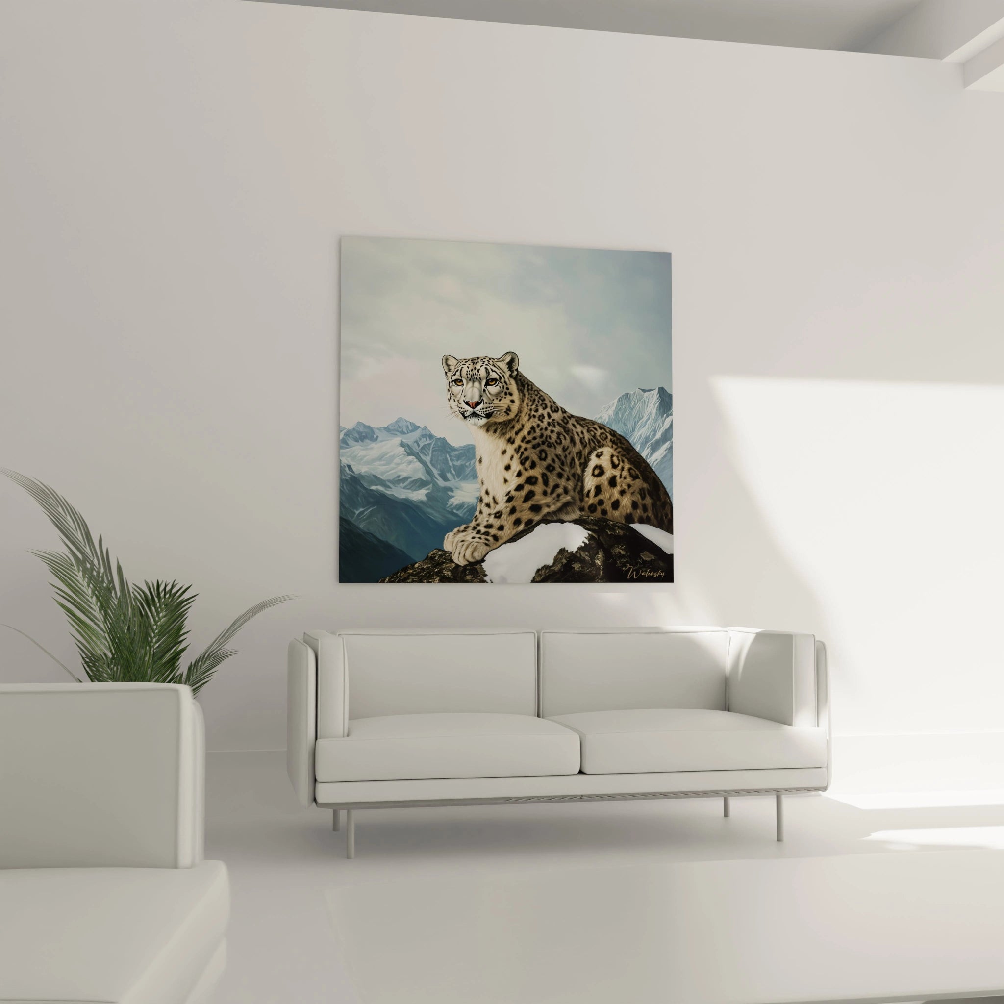 Tableau panthère des neiges de Walensky accroché au-dessus d'un canapé blanc dans un salon minimaliste