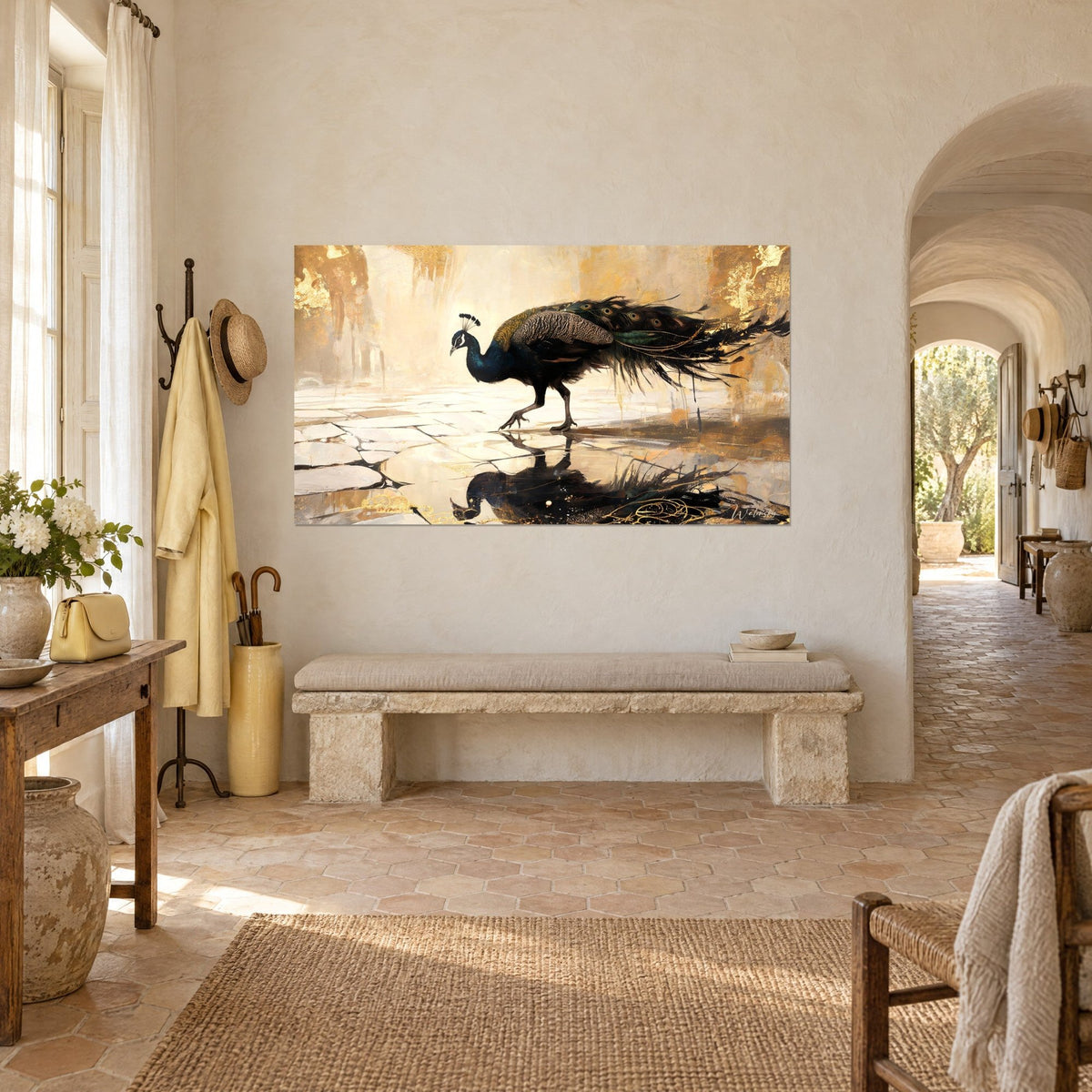 Tableau oiseau royal au plumage bleu nuit et ocellés dorés, reflet dans une flaque, mur crème d'un mas provençal et arche