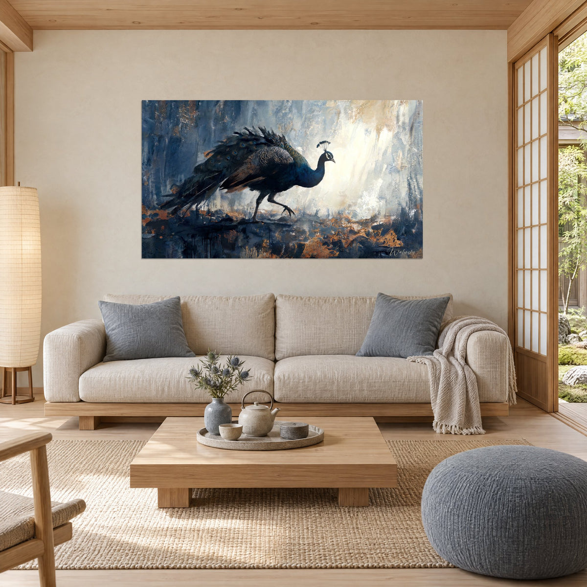 Gemälde Pfau in Nachtblau im Schreiten, dunkle Schleppe und kupferfarbene Reflexe auf cremefarbenem Hintergrund, über einem Sofa in einem hellen Wohnzimmer