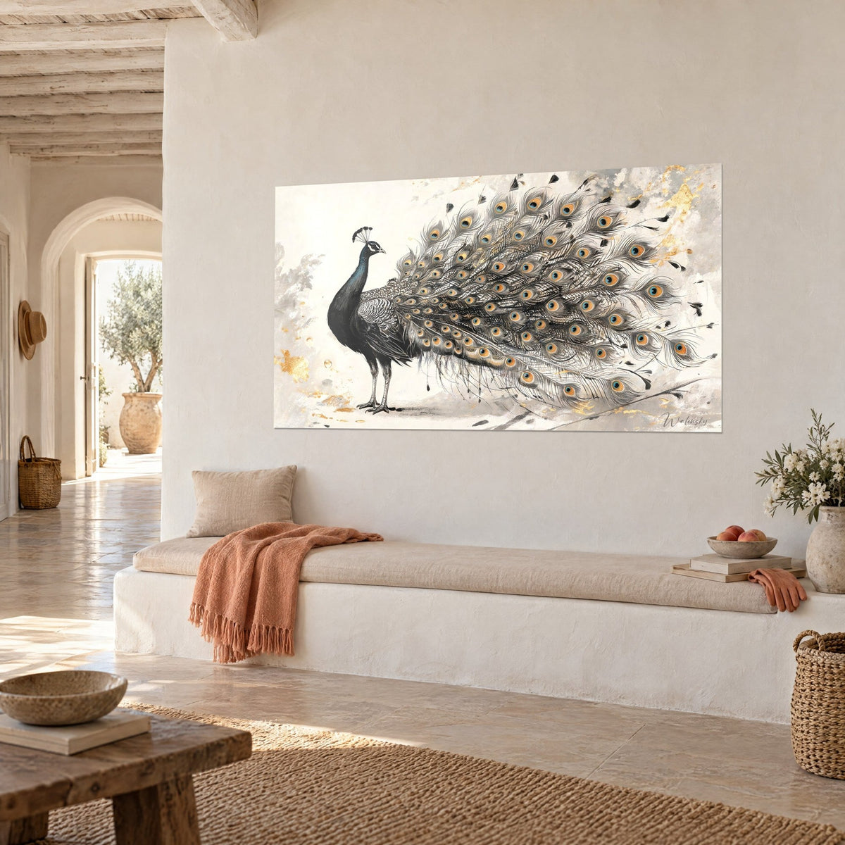 Tableau oiseau à l'encolure bleu nuit et longue traîne grise éclaboussée d'or, au-dessus d'une banquette blanche d'une maison provençale