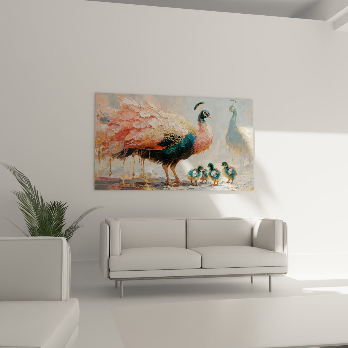 Paon doré déployant ses plumes rose pastel et bleu canard au-dessus d'un canapé dans un salon lumineux