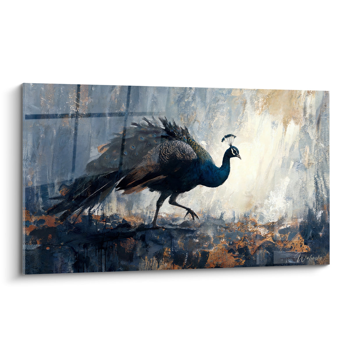 Paon bleu marine et cuivre en marche, plumage texturé, fond lumineux traité en camaïeu gris et ocre