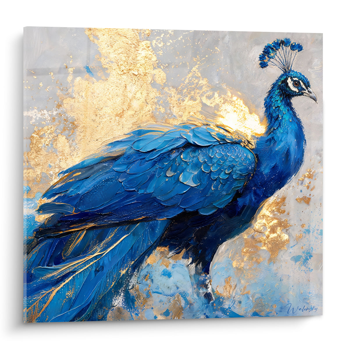 Paon bleu marine et doré en profil, plumage texturé sur fond gris pâle éclaboussé d'or