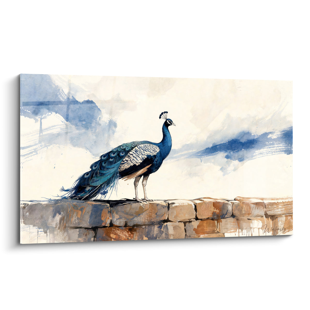 Paon bleu marine déployant sa longue traîne sur un muret ocre, aquarelle au ciel pastel