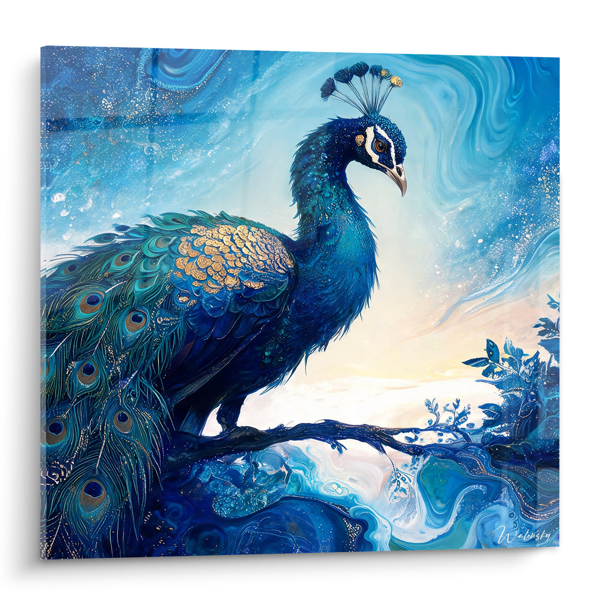 Paon bleu marine et doré perché sur une branche, plumage déployé et regard fier