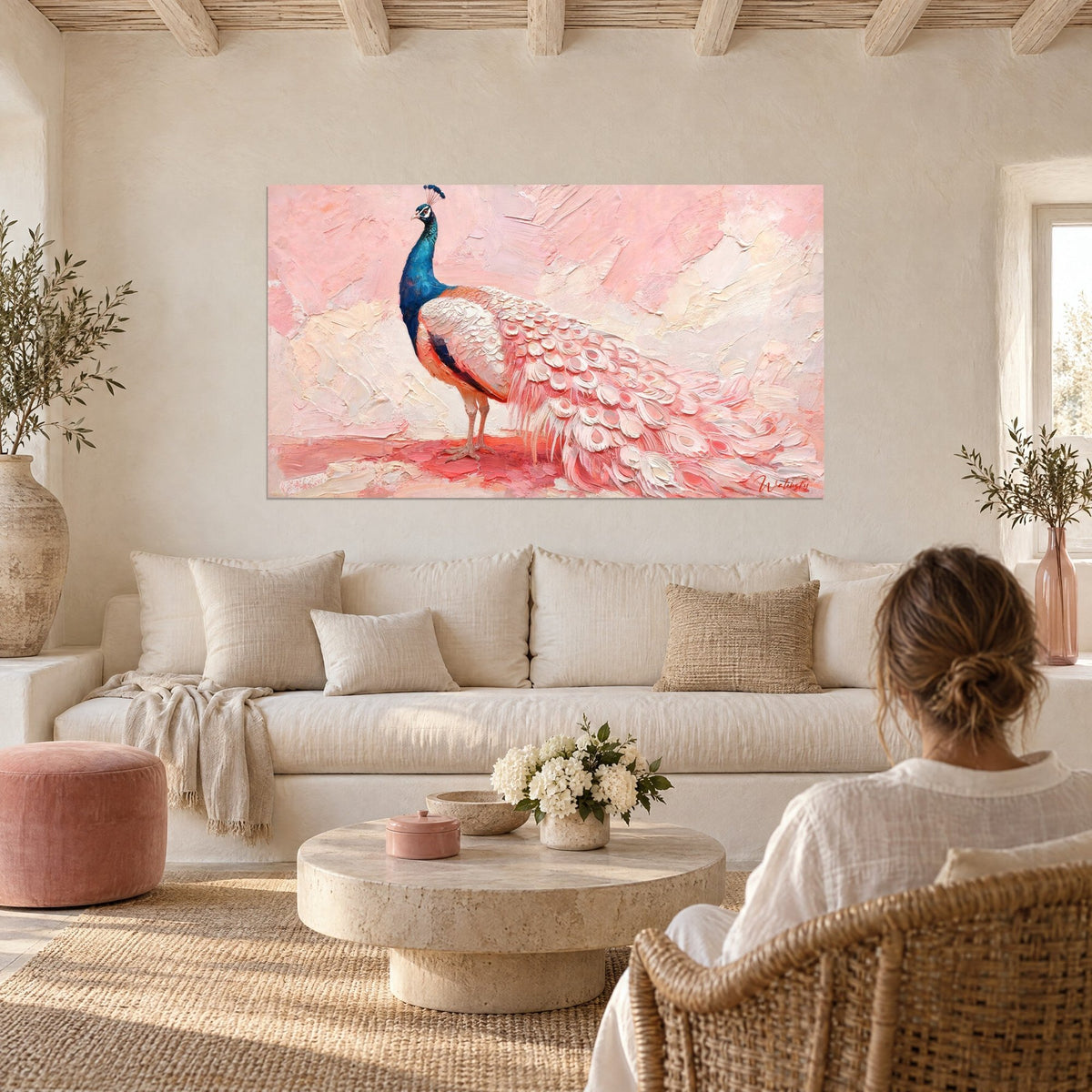 Paon rose et bleu marine à traîne déployée, accroché au-dessus d'un lit dans une chambre claire