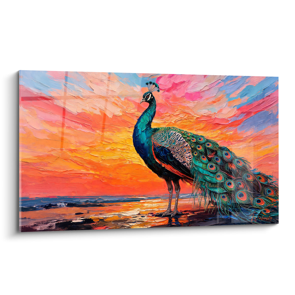 Paon aux plumes bleu pétrole et turquoise déployées devant un ciel orange et rose incendié