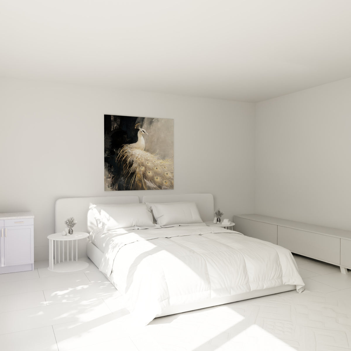 Silhouette du paon blanc aux ocelles dorés placée au-dessus d'un lit dans une chambre claire