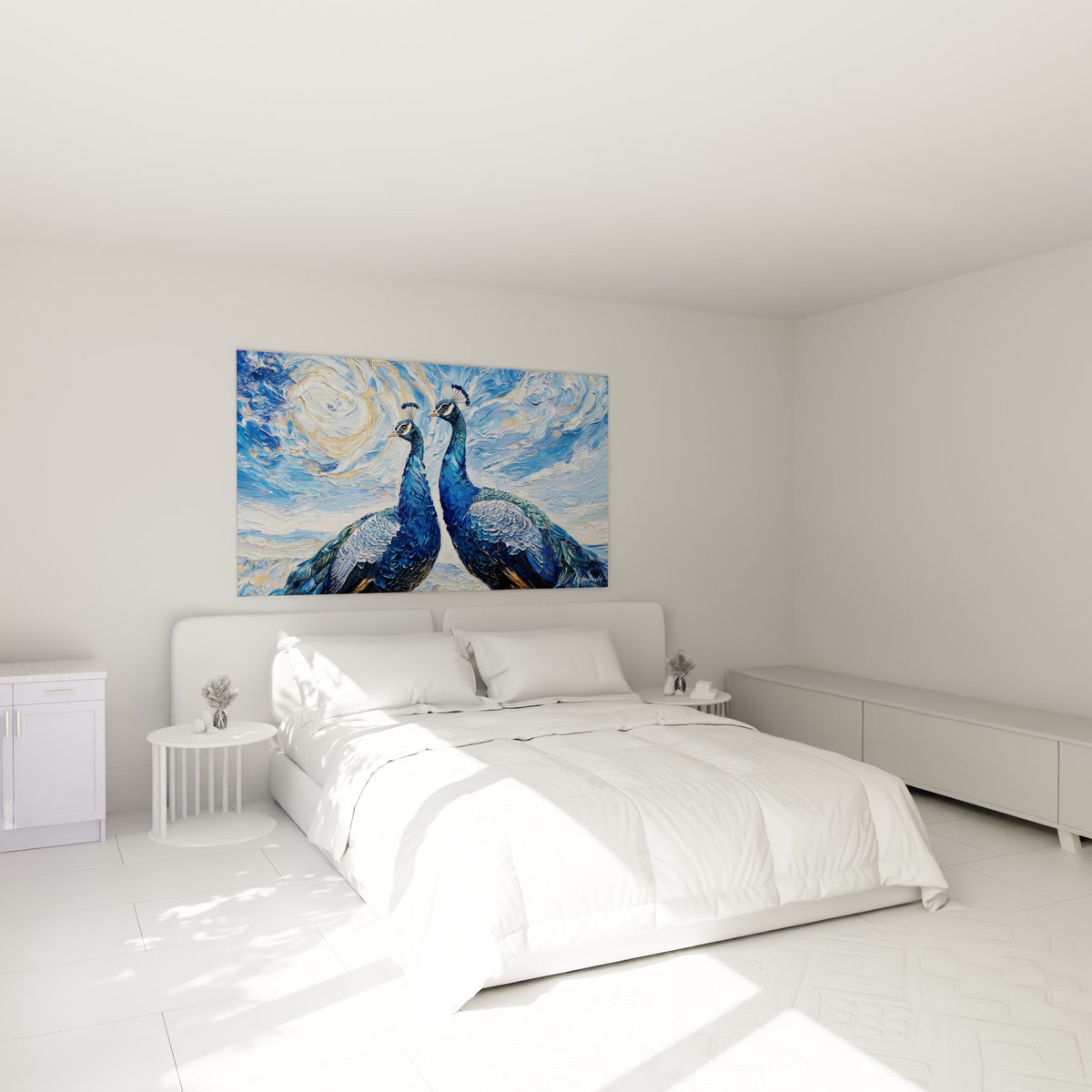 Paons bleus aux crêtes fines et ciel doré tourbillonnant au-dessus d'un lit dans une chambre claire