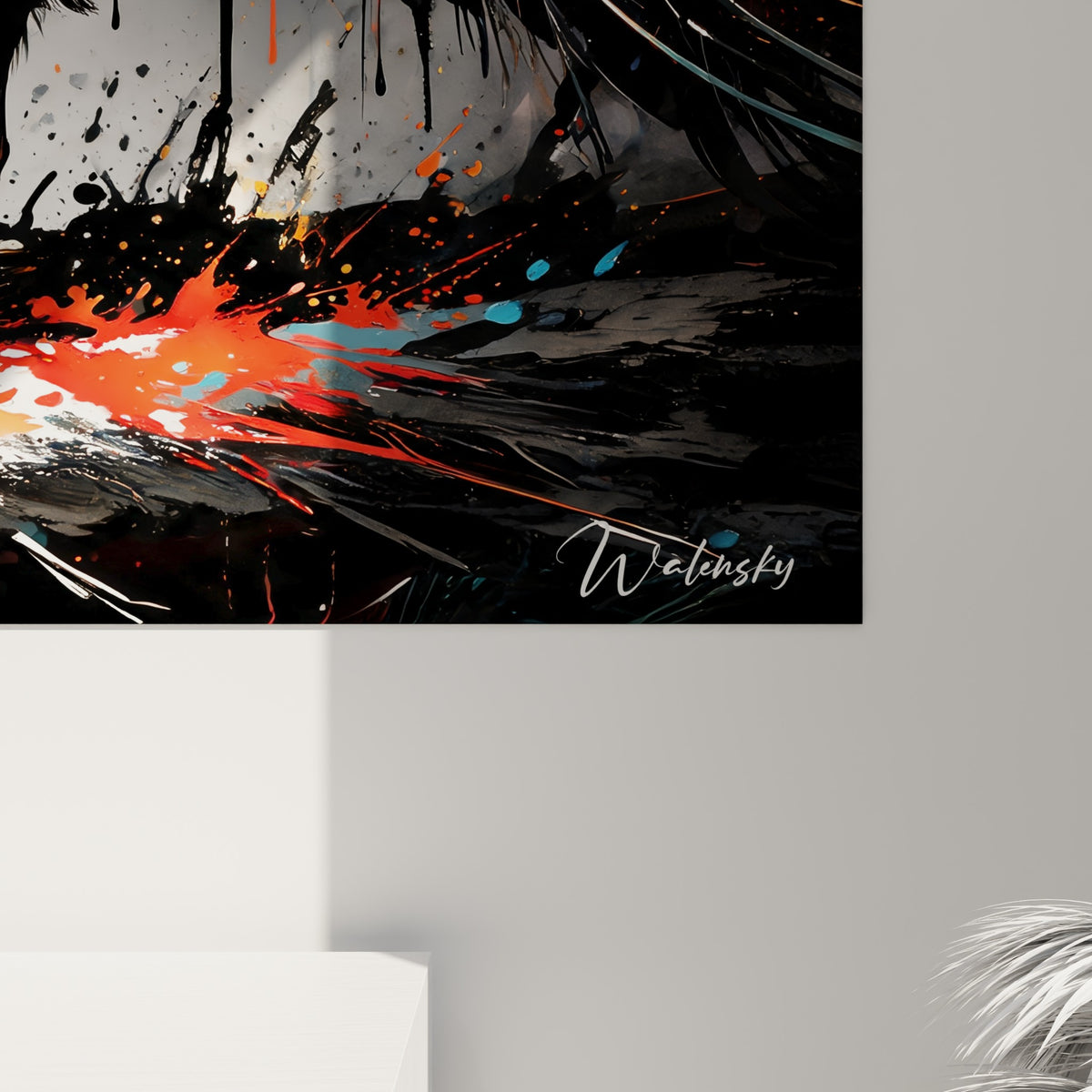 Coulures turquoise et orange sur plumage anthracite du paon, grain de peinture visible en gros plan