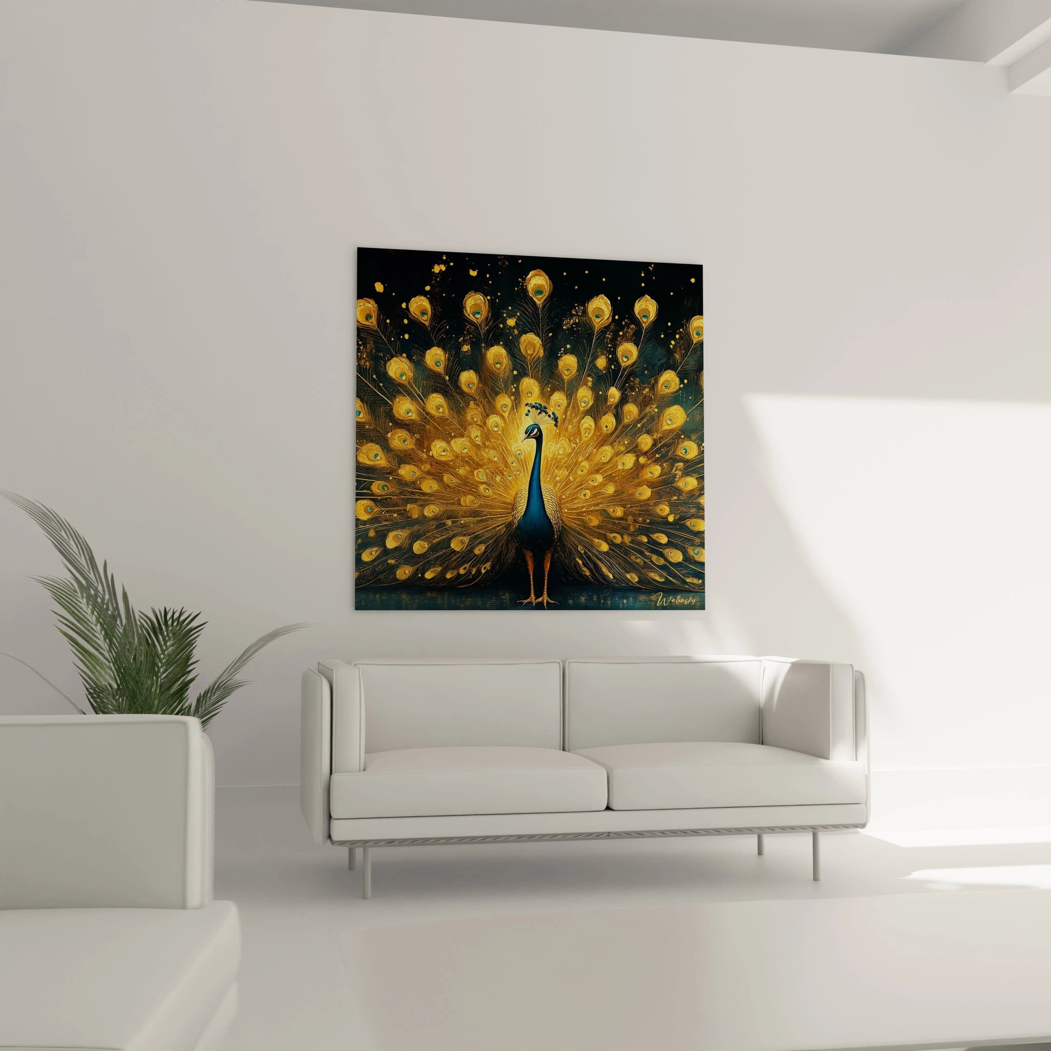 Tableau paon Walensky avec plumes dorées éclatantes accroché dans un salon moderne blanc