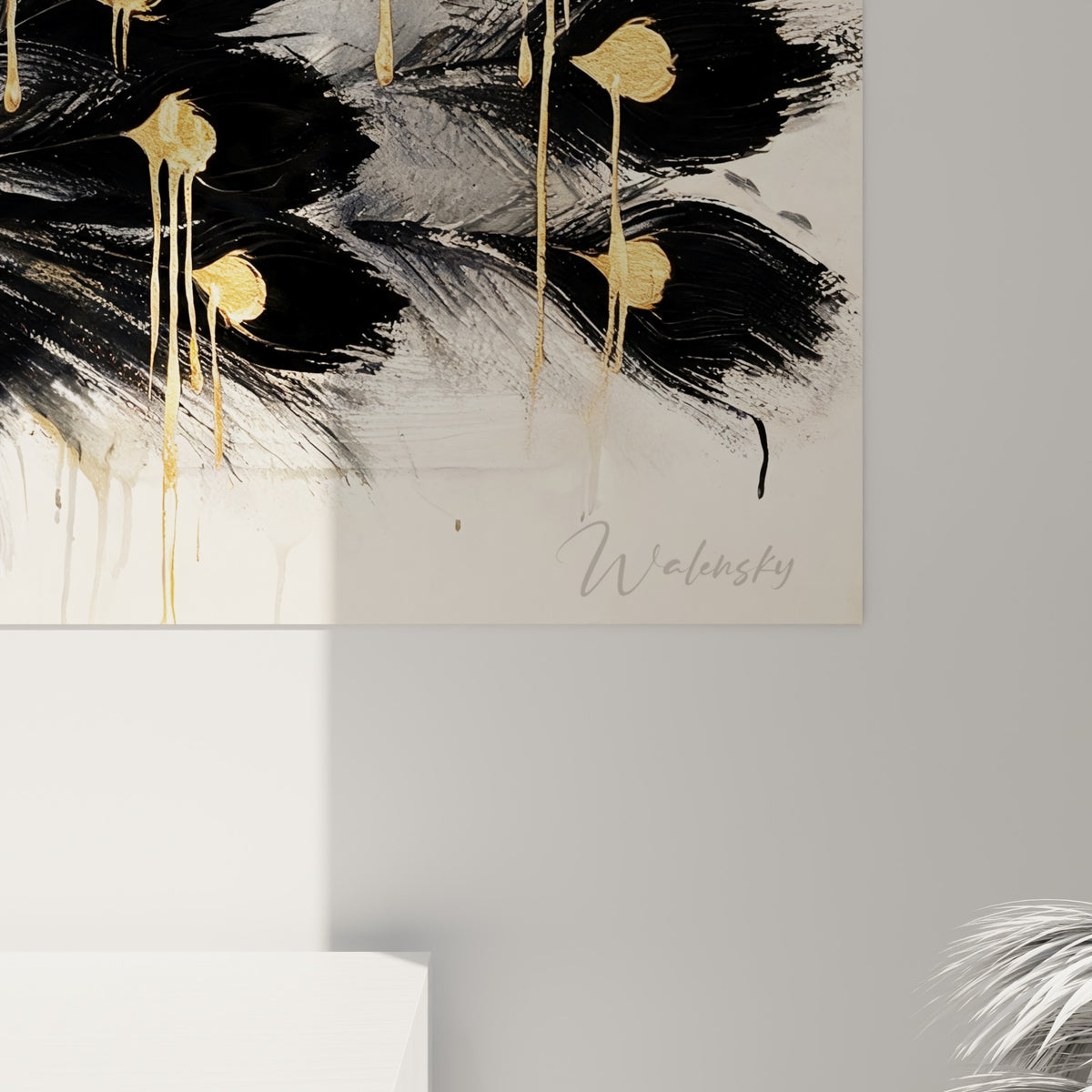 Détail des plumes noires du paon où l'or coule en fines traînées sur la toile texturée