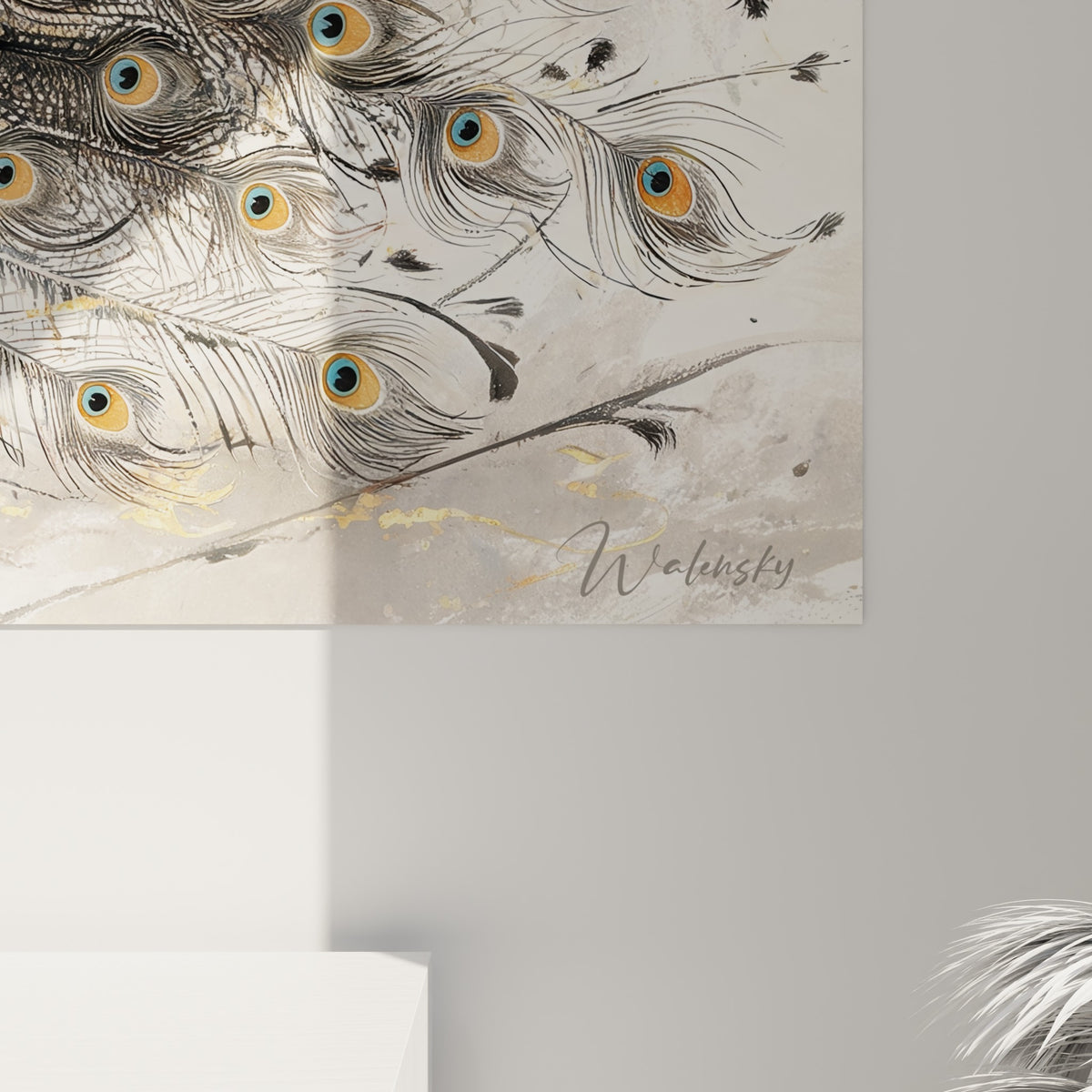 Détail des ocelles dorées et bleu pétrole du paon, traits fins et matière d'impression visible de près
