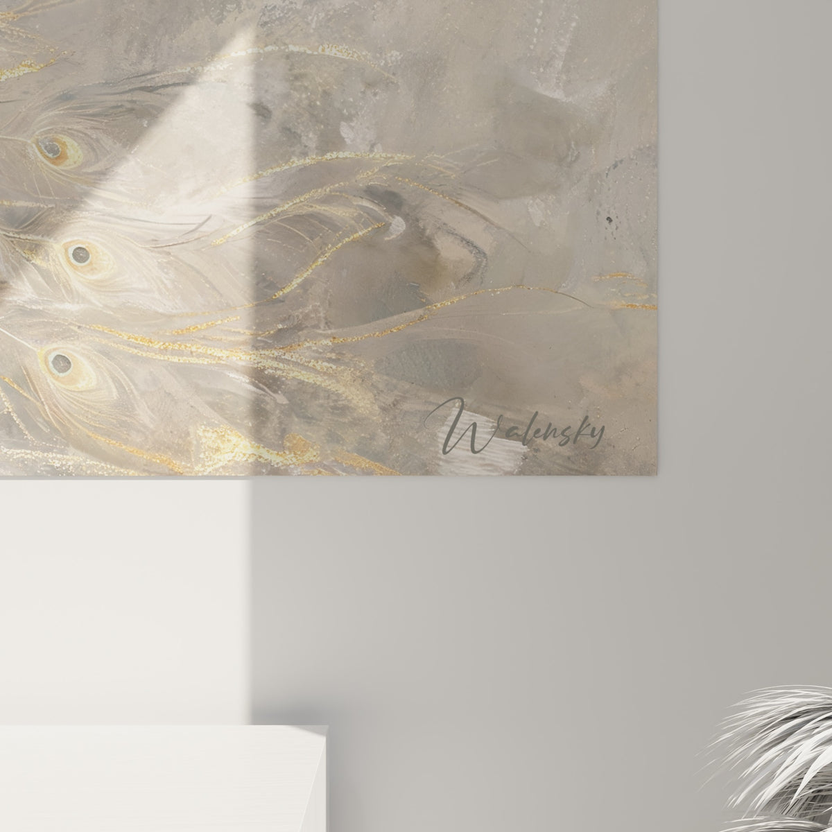 Détail rapproché des plumes du paon, empâtements dorés et gris fumé se mêlant sur la toile texturée