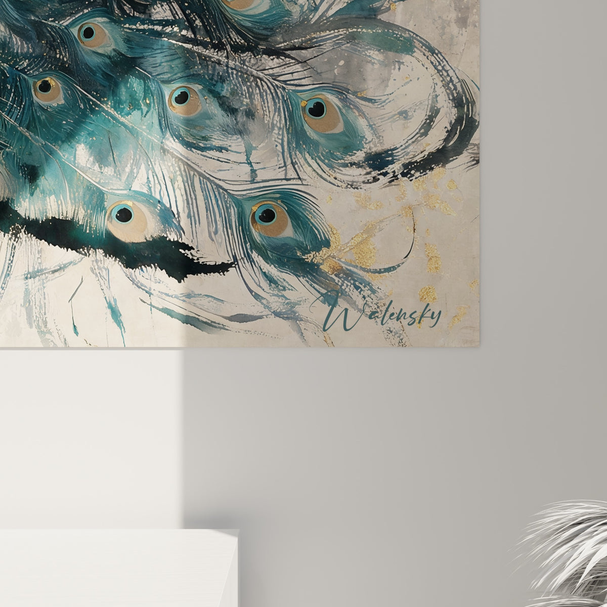 Détail des plumes bleu sarcelle et éclats dorés du paon, motifs en yeux ocre et beige rapprochés