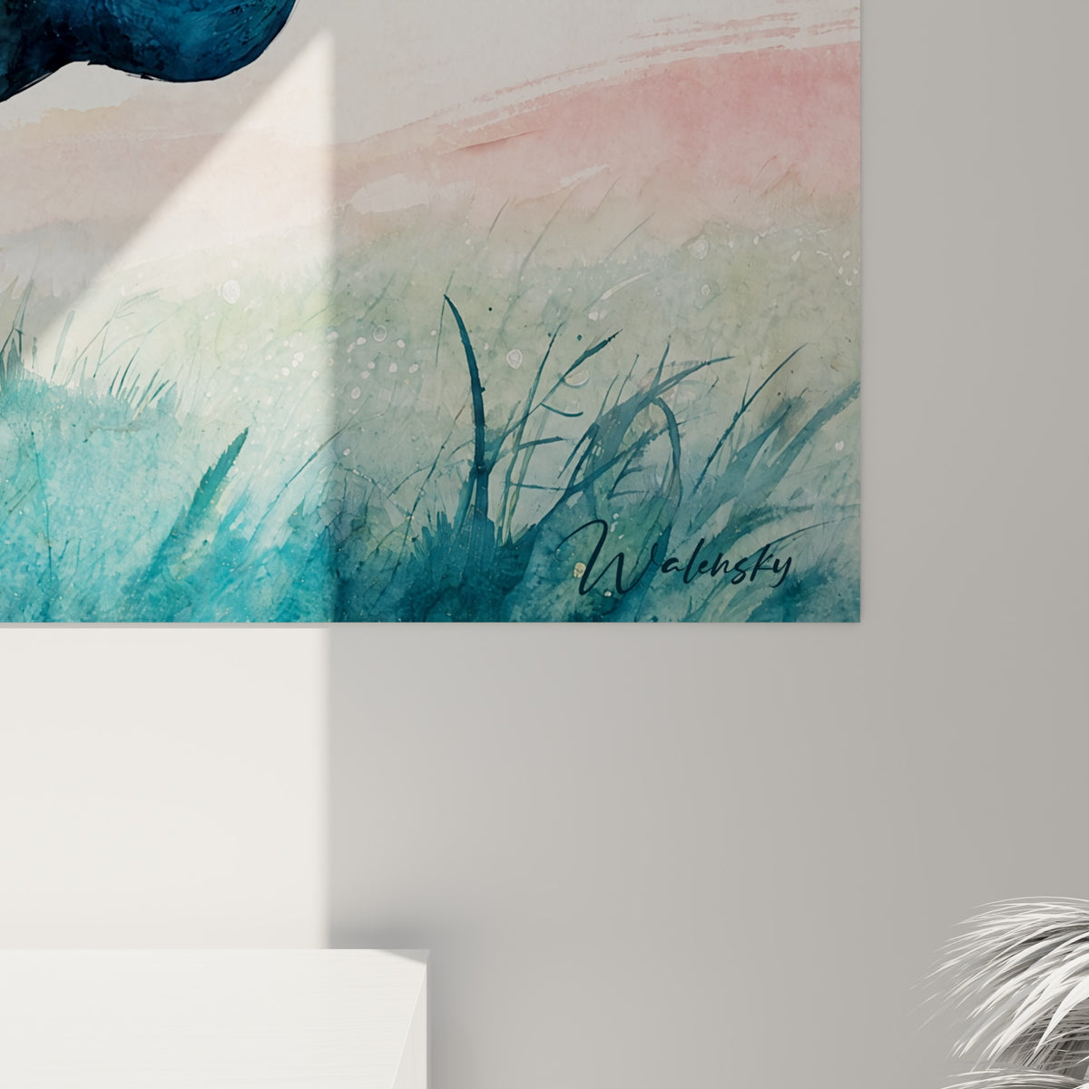 Détail des plumes oculaires bleu sarcelle et dorées, grain de l'aquarelle visible sur la toile