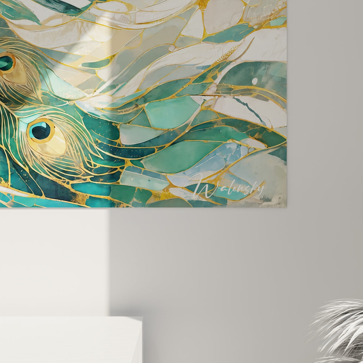 Détail des plumes turquoise et vertes du paon, motifs en yeux dorés et texture façon mosaïque craquelée