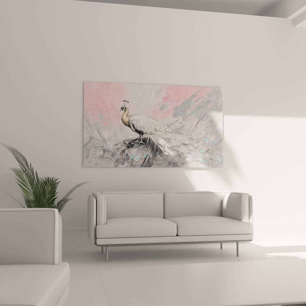 Plumage du paon en éventail, tons dorés et gris anthracite, disposé au-dessus d'un canapé dans un salon lumineux