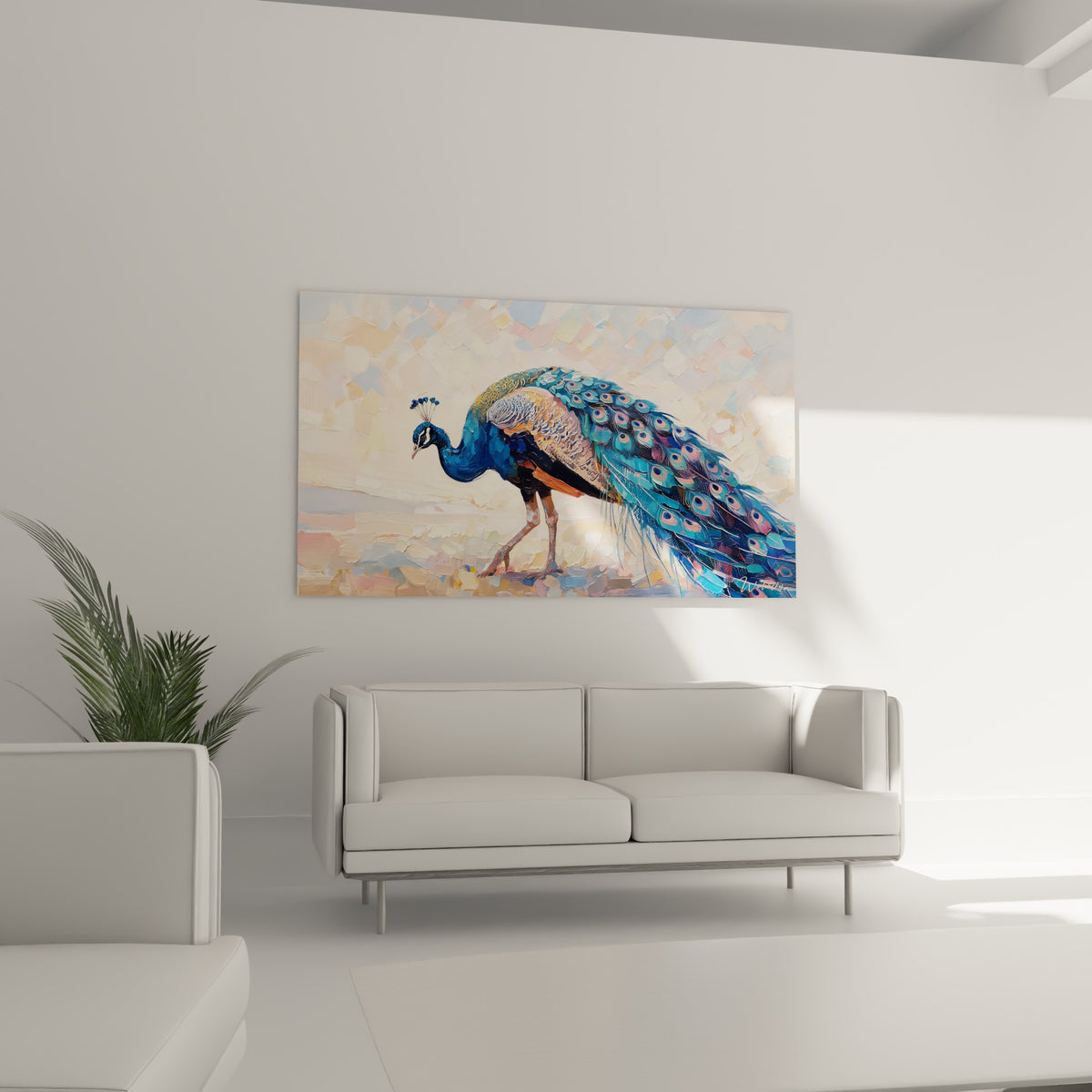 Paon aux reflets bleu pétrole et doré avançant lentement, au-dessus d'un canapé dans un salon lumineux