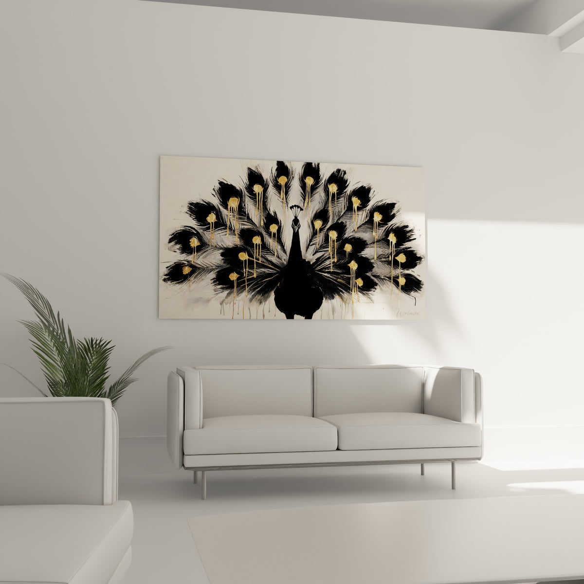 Paon aux plumes anthracite et touches d'or suspendu au-dessus d'un canapé dans un salon lumineux