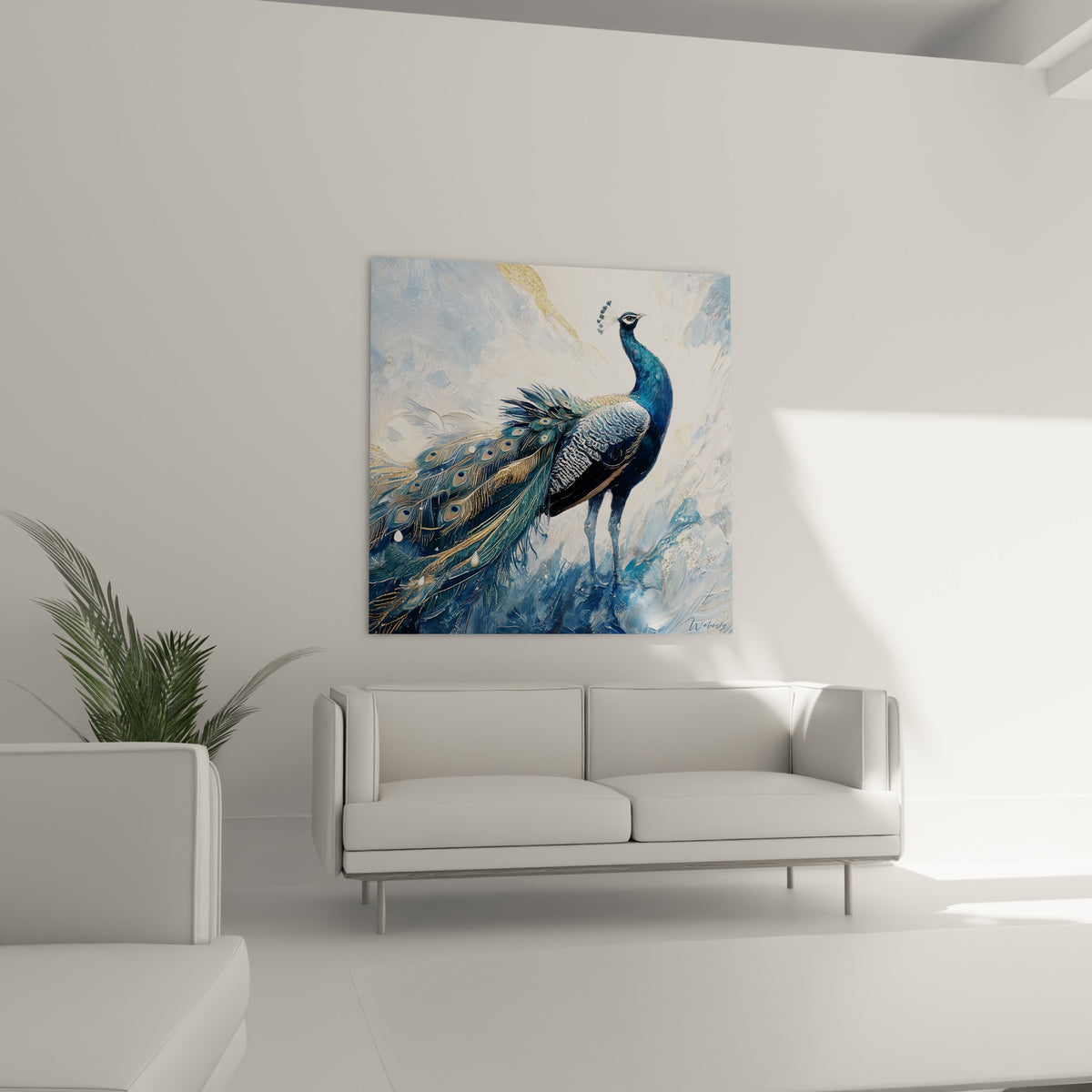Paon élégant aux tons bleu marine et gris perle suspendu au-dessus d'un canapé dans un salon lumineux