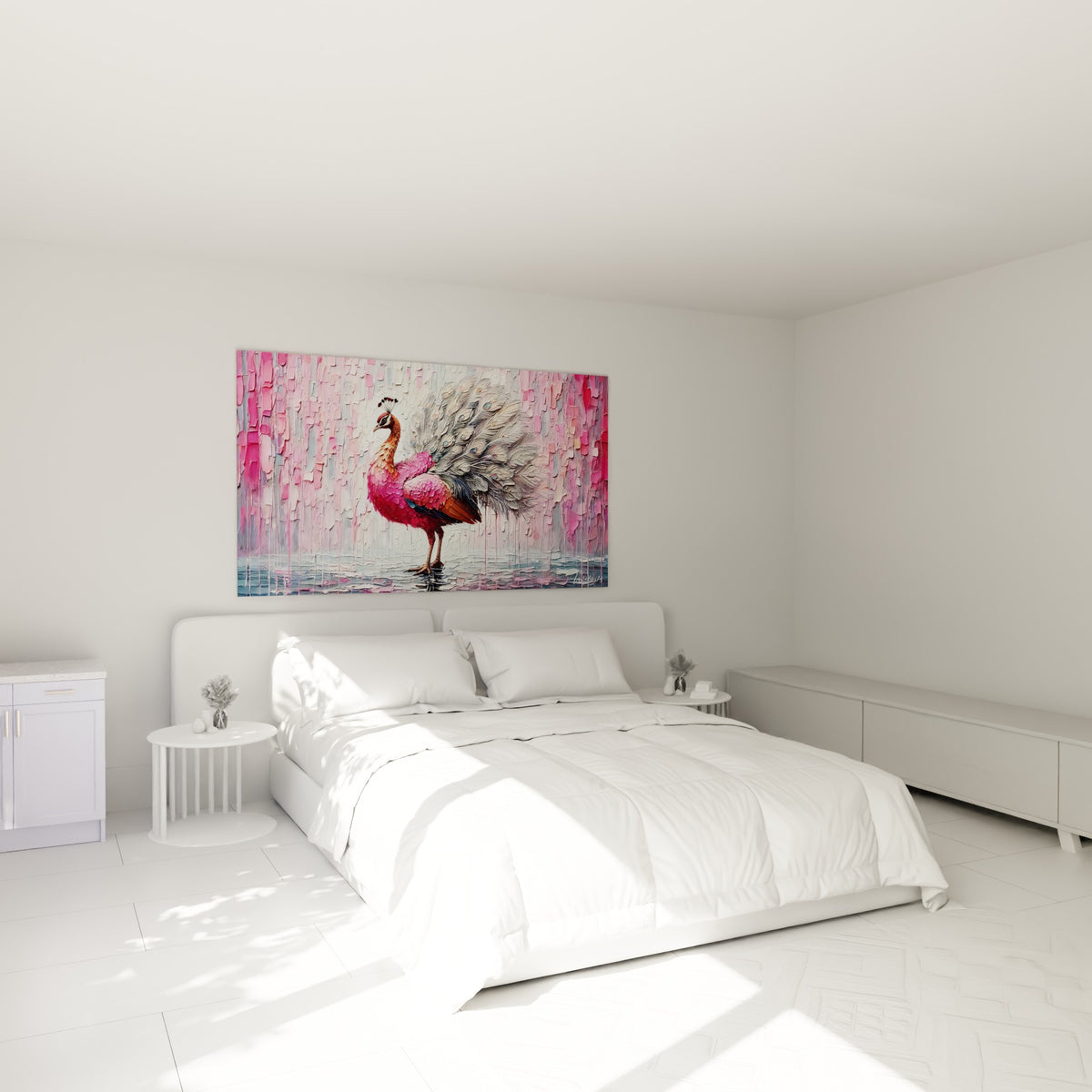 Silhouette du paon rose et fauve accrochée au-dessus d'un lit dans une chambre claire