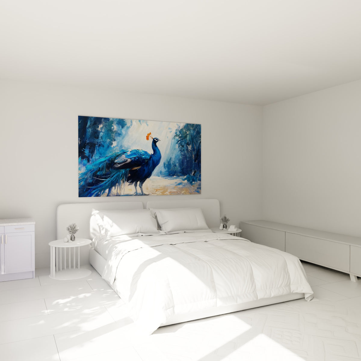 Paon bleu profond et huppe orangée peint au-dessus d'un lit dans une chambre claire